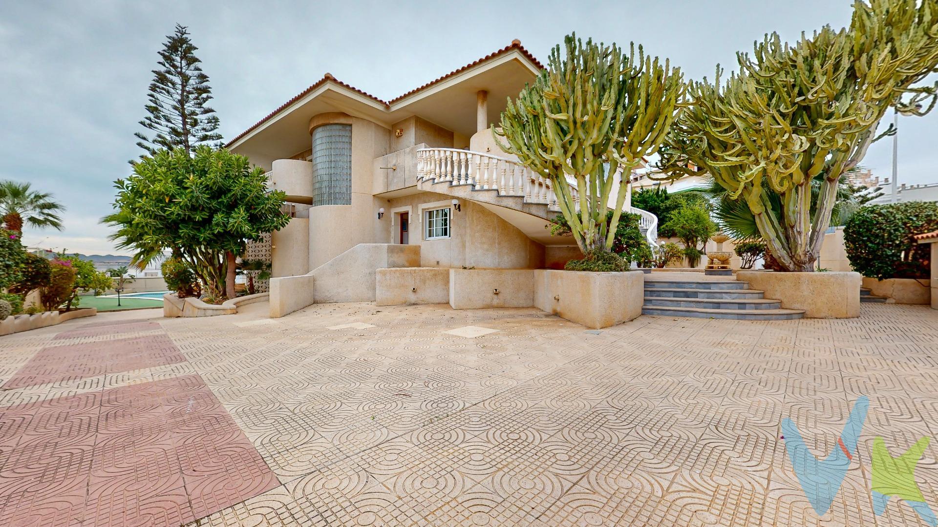 Oportunidad de Inversión: Chalet Espacioso en La Manga del Mar Menor. Descubra este impresionante chalet de 554 m², un refugio espacioso y elegante ideal para una gran familia o para convertirlo en un encantador hotel boutique. Con tres plantas funcionales unidas por un ascensor además de una maravillosa escalera de mármol y cristal iluminando toda la vivienda. En su planta principal, la vivienda se abre a un acogedor salón comedor, una cocina completamente equipada, lavadero,  baño y una terraza envolvente que ofrece vistas panorámicas del Mar Menor. Los recovecos de este retiro se despliegan en 9 habitaciones y 6 baños, cada uno de ellos un refugio personal donde el aire acondicionado y la calefacción susurran comodidad durante todo el año, además y no menos importante cuenta con un enorme garaje  y una zona de juegos para entretenimiento sin fin y con salida directa a la piscina. Fuera, casi 1500 metros cuadrados de parcela se abren ante ti. Jardines meticulosamente cuidados,  piscina , zona de vestuarios, una barbacoa, esperando ser el anfitrión de memorables encuentros y una pista de frontón que desafía a los más competitivos. ¡ATENCION INVERSORES! Aquí yace una oportunidad, teñida de los dorados atardeceres del Mar Menor y las posibilidades sin límites que sólo una propiedad de esta envergadura puede ofrecer. Es tiempo de dar forma a tus sueños y convertirlos en una realidad tangible. Este espectacular chalet es mucho más que una inversión; es un legado esperando cobrar vida. Para terminar te queremos comentar algo: ¡Descubre una aventura inmobiliaria que combina calidad, pasión y profesionalidad! La confianza que los propietarios han depositado en nosotros es un testimonio de nuestro compromiso en brindarte un servicio excepcional. Aquí viene el detalle especial: al contactarnos directamente, evitarás molestarlos, nosotros seremos tus intermediarios y te proporcionaremos toda la asistencia necesaria. Estamos aquí para facilitarte la documentación e información que requieras, y te prometemos un trato cálido y sin complicaciones. Te informaremos detalladamente de todos los aspectos, incluyendo gastos de la compra y honorarios de agencia que no están incluidos en el precio, para garantizar tu comodidad y tranquilidad durante todo el proceso. Esa es nuestra esencia, proporcionarte #Calma: “Estado ideal de tranquilidad que tendrás al comprar tu casa con nosotros”. Queremos que sepas que tanto la descripción del inmueble como las imágenes que ves son valiosas referencias informativas, en ningún caso tienen carácter contractual. Asimismo, el precio ha sido designado por la propiedad por lo que podría sufrir variaciones y no sería vinculante hasta que se formalice en contrato de compraventa. 
