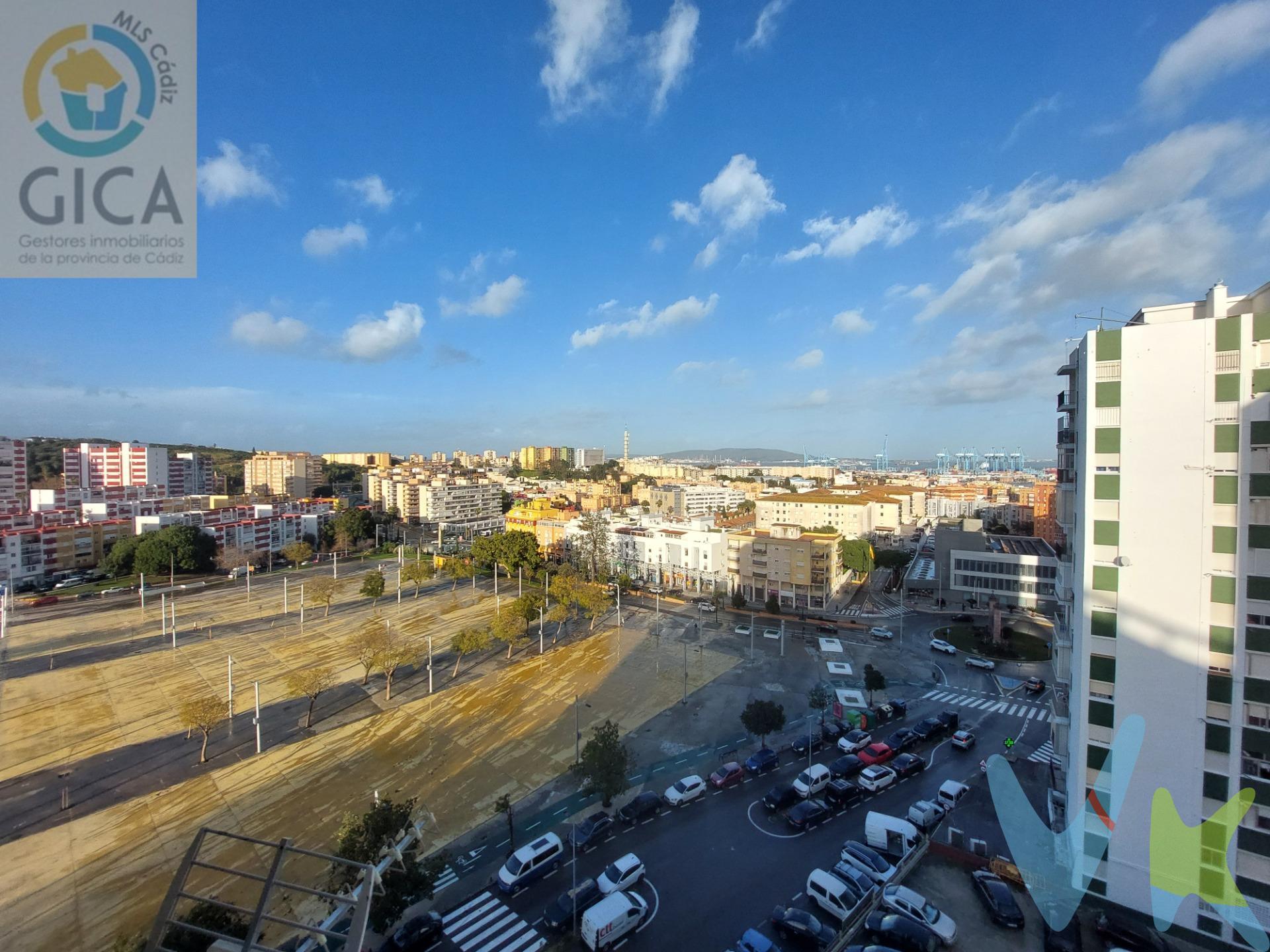 Presentamos este encantador piso ubicado en la solicitada zona de Parque Feria, Algeciras. Con una superficie construida de 87 m² y útil de 75 m², esta propiedad se encuentra en buen estado y lista para ser habitada. El inmueble cuenta con un total de tres habitaciones: una habitación doble que brinda comodidad y dos sencillas perfectas para niños o como espacios multifuncionales. Además, dispone de un baño completo bien equipado. La urbanización ofrece varias ventajas adicionales que harán su vida más placentera; entre ellas destacan zonas infantiles ideales para el esparcimiento familiar así como cercanía a autobuses que facilitan el transporte público por toda la ciudad. También encontrará centros comerciales próximos donde podrá satisfacer todas sus necesidades diarias además del acceso a colegios, lo cual hace este lugar perfecto tanto si tiene hijos como si considera establecerse aquí permanentemente. . -----------------------------------------------------------. Transparencia de precio, impuestos y honorarios:. El precio publicado corresponde únicamente al precio de venta del inmueble y no incluye impuestos, gastos de compraventa ni honorarios a cargo del comprador. Impuestos: ITP o IVA+AJD (según la naturaleza de la transmisión). En Andalucía, en segundas transmisiones el ITP es 7% con carácter general, pudiendo aplicarse tipos reducidos (6% o 3,5%) si se cumplen requisitos. Base del impuesto: con carácter general, la base será la mayor entre el precio declarado y el valor de referencia (según normativa aplicable). Gastos de compraventa: notaría, registro y, en su caso, gestoría (desde 2.000€ orientativo, según operación). Honorarios comprador (no incluidos): 3% + IVA, con mín. 3.500€ + IVA si precio < 115.000€. Se informan y aceptan por escrito (hoja de encargo/servicios) antes de la visita y de cualquier gestión vinculada a la compra. Ficha informativa (Decreto 218/2005) a disposición del interesado. Fuentes oficiales: información tributaria y valor de referencia disponibles en fuentes oficiales de la Junta de Andalucía y se facilitan a quien lo solicite. Exclusiva: Por mandato expreso del propietario, este inmueble se comercializa en exclusiva a través de la inmobiliaria. Se ruega no contactar directamente con propiedad/ocupantes/vecinos. . 