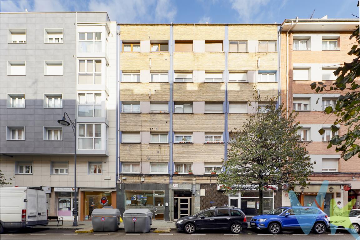 En el corazón de la hermosa ciudad de Gijón, se presenta una oportunidad única para adquirir un piso que puedes reformar a tu gusto en el  barrio del Llano ,concretamente en la calle Juan Alvargonzález. Esta propiedad es ideal para aquellos que buscan una buena inversión o  crear un hogar acogedor y funcional, a su gusto.Dispone de  tres habitaciones sala ,cocina  y baño,la cocina y la sala son  exteriores a la calle y el resto de huecos a patio.Portal grande recientemente reformado y sin barreras arquitectónicas.Uno de los aspectos más atractivos de este piso es su ubicación privilegiada. Instalado en una zona cercana al centro  de Gijón, la propiedad ofrece acceso inmediato a una amplia gama de servicios y comodidades. Desde supermercados y tiendas de barrio hasta una selección de restaurantes y cafeterías, todo se encuentra a unos pocos pasos de distancia. Además, la proximidad a múltiples líneas de autobuses asegura que moverse por la ciudad sea una tarea fácil y rápida, conectando con los principales puntos de interés de Gijón y sus alrededores.Confía en Profesionales acreditados. Disponemos de las certificaciones CRS y Realtor y todos nuestros agentes tienen la titulación AIR (Agentes inmobiliarios Registrados). Tenemos más de 30 años de experiencia en el sector. Todas las cantidades recogidas como depósito están garantizadas mediante seguro de caución.Consulta nuestras reseñas en Google y descubre por qué tantos clientes confían en nosotros.El precio NO incluye: Impuestos, gastos de Notaría, registro y honorarios de los servicios contratados por los compradores a la Agencia Inmobiliaria. 