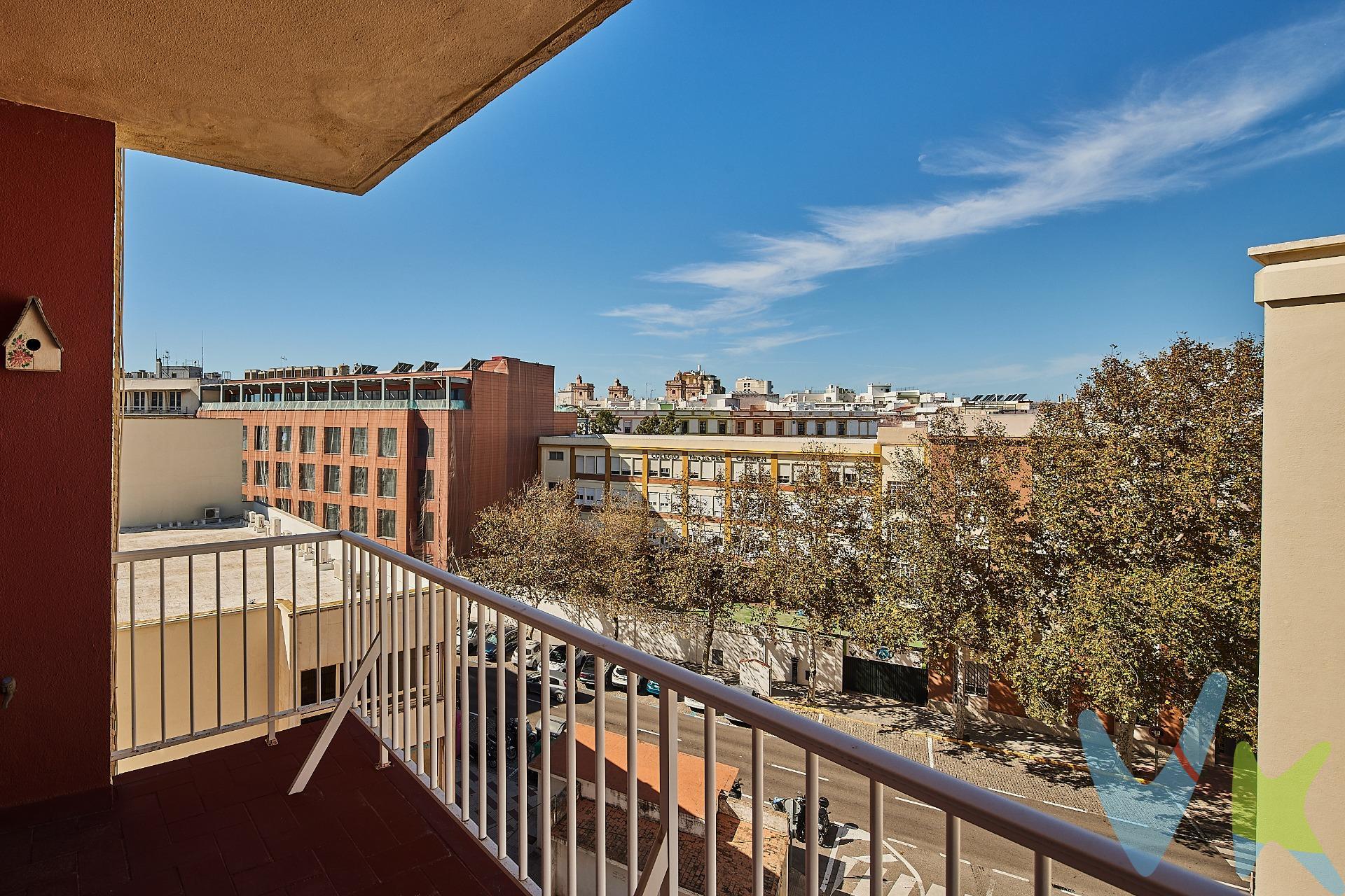 Presentamos esta magnífica vivienda situada frente el Puerto de Cádiz para reformar. . Este inmueble cuenta con grandes estancias que la diferencia del resto de propiedades y una amplia terraza con vista al centro de la ciudad. Cuenta con 6 habitaciones todas de gran tamaño, 3 armarios empotrados y 3 cuartos de baño. La vivienda tiene todas las posibilidades para convertirla en la casa de tus sueños. Cuenta con un amplio garaje cerrado opcional NO INCLUIDO EN EL PRECIO , y olvídate de buscar aparcamiento, además podrás guardar infinidad de cosas al poder también utilizarlo como trastero, opcional por 70.000 €. No pierdas la oportunidad de adquirir un piso de grandes dimensiones en el Centro de Cádiz, en una magnífica zona del Puerto de Cádiz, al lado de la Plaza de España y con todas las comodidades a tu alcance parada de autobuses, taxi, trenes y si te gusta pasear, podrás disfrutar de preciosos atardeceres por la maravillosa Alameda Apodaca. * Gastos, impuestos y honorarios derivados de la compraventa no incluidos en el precio.