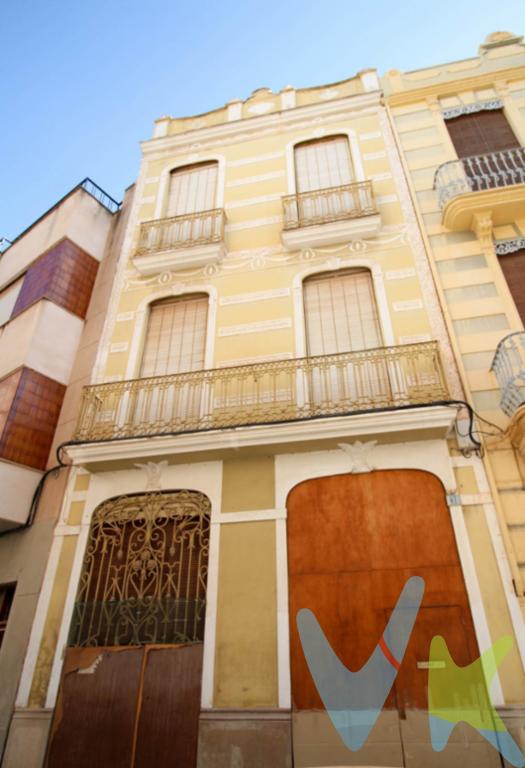 REF. 1678 - Magnifica casa de estilo modernista en pleno centro de Burriana (Castellón) junto a las principales calles comerciales y cerca del Ayuntamiento. Tienes la verdadera oportunidad de adquirir esta gran vivienda en el mismo centro de Burriana, rodeada de viviendas de la misma tipología a escasos metros de cualquier tipo de servicio. . La vivienda esta distribuida en 3 alturas, con una imponente escalera embellecida con barandilla de hierro trabajado y pasamano de madera. En planta baja que accedemos desde la calle, donde se encuentra una elegante sala revestida de madera de mobila rusa y mármol de la época y una bellísima puerta corrediza tallada que separa la sala de estar con chimenea, cocina incorporada, baño principal y lavadero, con acceso directo desde está a la primera planta. En planta primera encontraras 2 habitaciones, con posibilidad de 2 más, una de ellas con vestidor y baño, y otra con acceso a patio de luces interno cerrado con claraboya, amplio y luminoso salón de 30m2 con 2 balcones de altos ventanales. En la última planta se encuentra salón/escritorio de 28m2, dos habitaciones con posibilidad de 1 más y magnifica terraza. La fachada destaca la gran reja de hierro y los huecos remarcados por franjas en relieve y dinteles sencillos, que se combinan con las molduras de los balcones.. . El precio de venta NO INCLUYE Impuestos (I.V.A. o I.T.P.), gastos de Notaría, gastos de Registro de la Propiedad, gastos de tramitación de Escrituras ni gastos de financiación (si se precisa). Consulte Honorarios Profesionales de Agencia Inmobiliaria.