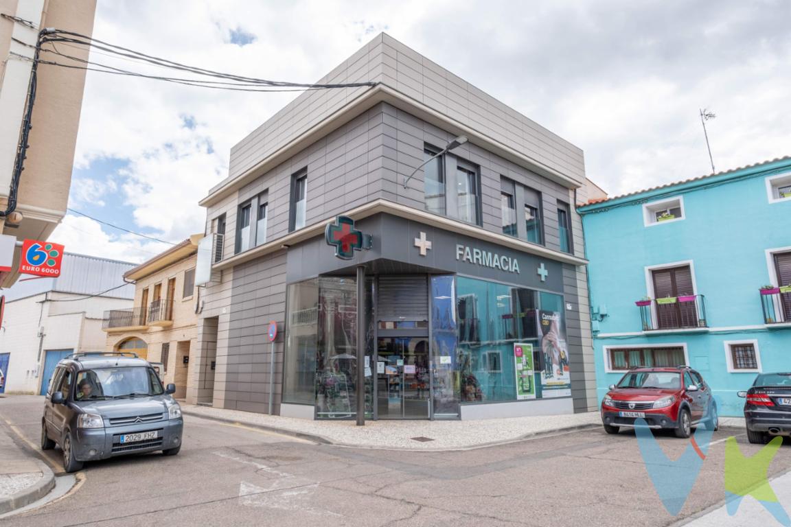 ¡Descubre tu nueva casa unifamiliar de 3 plantas en el corazón de Torres de Berrellén, ubicada en la encantadora Plaza Bonet!.  Esta bonita casa rústica está estratégicamente situada entre Utebo y Alagón, con acceso rápido a la AP68. Con acabados de alta calidad y detalles encantadores, esta propiedad está lista para que entres a vivir. La vivienda cuenta con 4 habitaciones dobles y 3 baños completos, proporcionando el espacio perfecto para toda la familia. El amplio salón comedor con chimenea crea un ambiente acogedor ideal para reuniones y momentos especiales. La gran cocina office está totalmente equipada y lista para satisfacer todas tus necesidades culinarias. Con carpintería interior de lacado blanco y exterior de aluminio/climalit, la casa ofrece una combinación perfecta de estilo y funcionalidad. La orientación este-oeste garantiza una excelente iluminación natural a lo largo del día, mientras que el suelo laminado añade un toque de elegancia. Entre las comodidades adicionales, la casa cuenta con aire acondicionado por conductos, bomba de frío y calor, calefacción, descalcificador, y una buhardilla que añade un espacio extra versátil. La bodega y el trastero ofrecen un amplio almacenamiento. Además, la lavandería y cuarto de plancha son espacios prácticos que facilitan las tareas diarias. El exterior de la casa es igualmente impresionante, con un luminoso patio de 142 m² de uso privativo, perfecto para disfrutar de actividades al aire libre y momentos de relajación. Las dos terrazas, ubicadas en la 1ª y 2ª planta, ofrecen vistas encantadoras y espacios adicionales para disfrutar del aire libre. Esta propiedad es una oportunidad única para vivir en una casa con encanto rústico y comodidades modernas en el centro de Torres de Berrellén. Puedes realizar una primera visita entrando en el enlace de TOUR VIRTUAL. Contáctanos para más información y para programar una visita. ¡Tu nuevo hogar te espera!. 