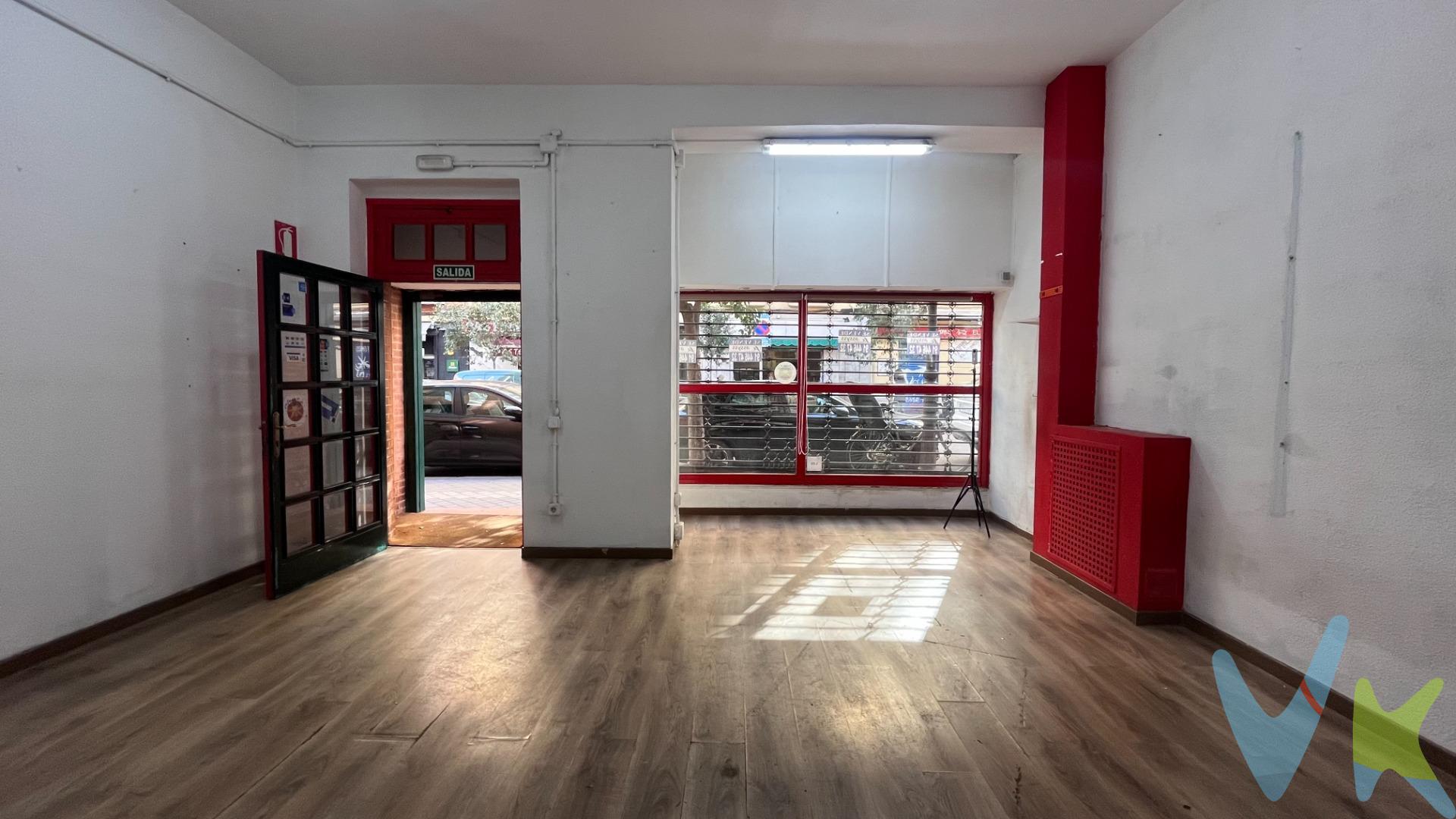 Ubicado en la Calle Meléndez Valdés, ubicado junto a Moncloa, en la emblemática Casa de las Flores, icono arquitectónico de 1931 diseñado por Secundino Zuazo, esta finca combina historia, elegancia y valor patrimonial. Un edificio en pleno corazón de Chamberí. . Este local comercial representa una auténtica oportunidad para emprendedores e inversores que buscan ubicación, visibilidad y versatilidad en una de las zonas más consolidadas de Madrid. Nos situamos a pie de calle. Desde la acera, el acceso directo genera esa conexión inmediata con el tránsito peatonal del barrio. En  Planta Baja  42 m² a nivel de calle con fachada de 5.45 m2, ideal como zona de atención al público, showroom, despacho profesional o actividad retail. La distribución permite una implantación eficiente del negocio, optimizando cada metro cuadrado. Salida a Patio privativo. Descendiendo al sótano, accedemos a los 53,00 m² según datos catastrales. Esta combinación de planta calle + sótano es altamente demandada en el mercado por su funcionalidad y por maximizar rentabilidad. Local sin salida de humos y sin posibilidad de ello. Comercios de proximidad y negocios consolidados. Universidades y centros educativos. Excelente comunicación por metro y autobuses. Restauración y servicios profesionales. Alta densidad residencial. Superficie registral aproximada: 85,60 m² / 39 m² en planta calle y 46,60 m² en planta sótano. Metros catastrales: 110 M2 / 53 m2 de almacén en sótano y 42 m2 de comercio a pie de calle y 15 m2 de elementos comunes. . Metros útiles (según plano con cámara 360º, datos aproximados): XXX m². Este anuncio no es vinculante, puede contener errores. Se muestra a título informativo y no contractual. Conforme a lo establecido en la Ley 10/2025 de Publicidad Inmobiliaria, se informa que:. El precio de venta publicado no incluye el mobiliario ni la decoración, ni los impuestos, ni los honorarios derivados del servicio de compra. El comprador asumirá, además del precio de compraventa, un coste adicional del 3 % del precio de venta del inmueble en concepto de servicio de gestión, asesoramiento y acompañamiento en todo el proceso de compra. Impuesto de Transmisiones Patrimoniales (ITP): 6 % del precio de compra. Gastos de notaría: entre un 0,2 % y un 0,5 % del precio de compra. Gastos de inscripción en el Registro de la Propiedad: estimados entre un 0,1 % y un 0,25 % del precio de compra. Llámanos o escríbenos y sé el primero en visitarlo. Las mejores ubicaciones no esperan. Invertir bien empieza por elegir bien.