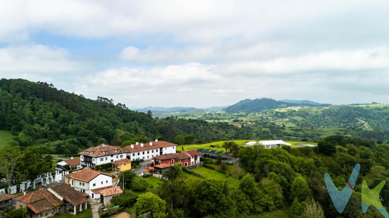 En Torazo, Concejo de Cabranes, Asturias os ofrecemos esta bonita propiedad, puede ser tu vivienda habitual, o segunda vivienda o puede ser una buena inversión ya que actualmente tiene licencia vacacional, buena conexión a internet, agua y saneamiento municipales y se disfruta tanto por la propiedad como por gente que busca alejarse y descansar del mundanal ruido y ajetreo de la vida diaria.Enclavada en la comarca de la sidra, en el concejo de Cabranes, concretamente en el bello pueblo de Torazo que fue galardonado con el Premio al Pueblo Ejemplar en 2008 otorgado por la Fundación Príncipe de Asturias, en aquel momento, hoy Princesa de Asturias. Dista 11 kms. de Infiesto, 15 de Villaviciosa, 41 de Gijón y 50 de Oviedo. Podrás elegir mar y/o montaña o una diversidad de certámenes como lo son el Arroz con Leche, la Feria del Ganado o el Festival de la Boroña Forna con mercado, música y pasacalles.Sus 247 habitantes censados en el municipio cuidan y miman mucho a todos sus visitantes y al propio pueblo desde el que se pueden ver la Sierra del Sueve en los Picos de Europa.Del inmueble decir que ha sido construido en el año 2000 con una reforma en en el 2024  y que resulta ser un hogar acogedor con dos habitaciones, dos baños, salón-cocina donde estar cálidamente las tardes de invierno con su cocina de leña y disfrutar de las vistas y del sol que se puede ver a través de sus ventanas.La parte posterior de la casa dispone de una antigua cuadra en la que se podría ubicar un salón comedor u otra habitación para poder ampliar la vivienda si se quiere.Contactanos y estaremos encantados de poder acompañarte a visitarla.Recordarte que en el precio final no están incluidos ni los gastos de notaría y registro ni el impuesto de transmisiones..
