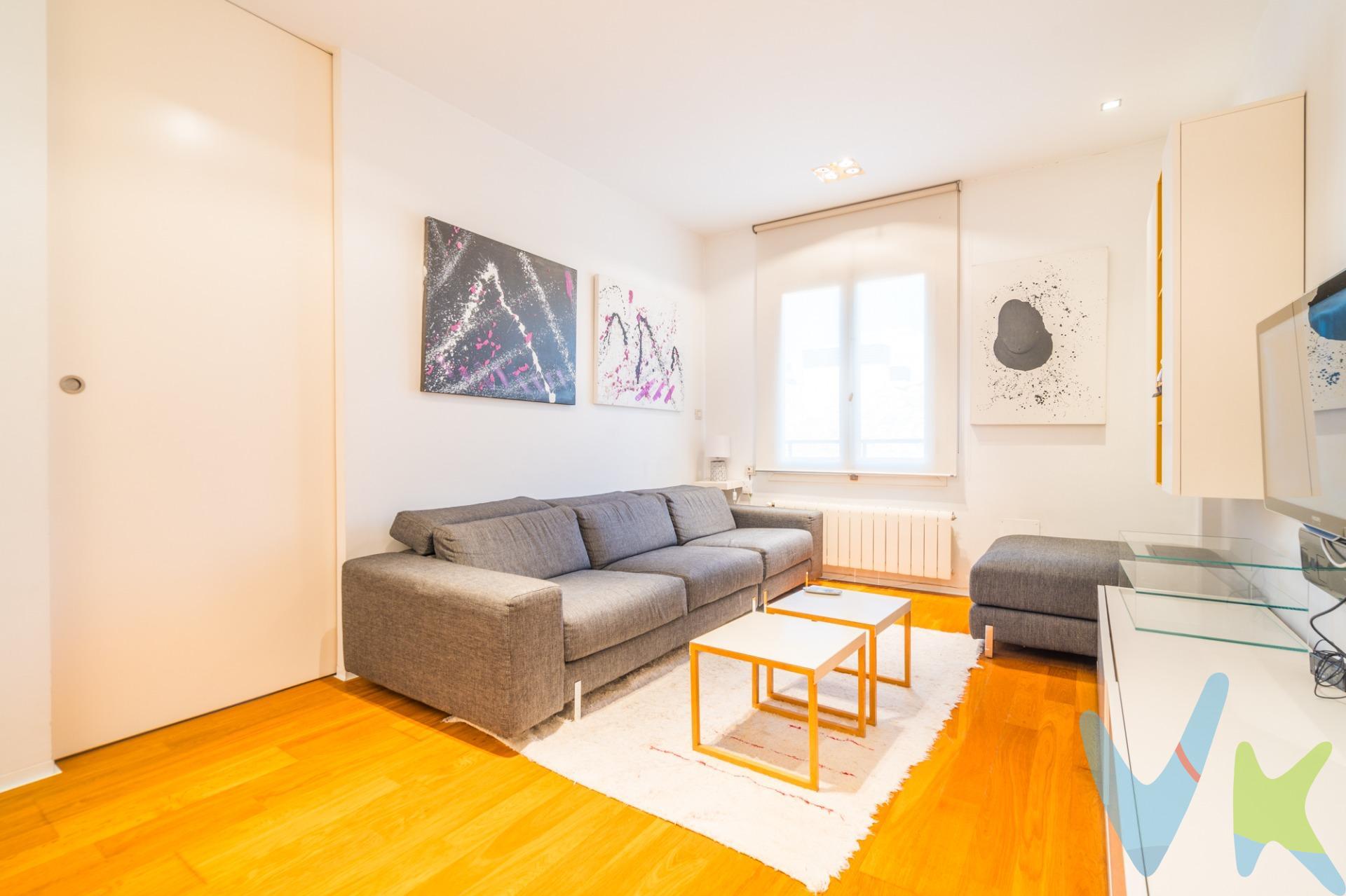 Elegancia y confort en el corazón histórico de Valencia. Hay pocas oportunidades de disfrutar del auténtico centro de Valencia desde una vivienda que combine amplitud, tranquilidad y una reforma de primer nivel. Esta magnífica vivienda de 115 m², situada en la Calle Linterna, ofrece precisamente esa combinación. Ubicada a escasos pasos del Mercado Central, la Lonja y las principales calles del casco histórico, permite vivir rodeado de la esencia de la ciudad, con todos los servicios, comercios, restaurantes y espacios culturales al alcance de la mano, olvidándose del coche para el día a día. La vivienda ha sido reformada integralmente con materiales de gran calidad y una cuidada atención al detalle. Su distribución resulta cómoda y versátil, con dos amplios dormitorios, un despacho independiente ideal para teletrabajar o como espacio polivalente, y dos baños completos, uno de ellos integrado en la suite principal. La cocina y los baños destacan por sus elegantes acabados en mármol blanco, mientras que los suelos de parquet aportan calidez y sofisticación a todas las estancias. Además, dispone de aire acondicionado por conductos y calefacción por gas natural, garantizando el máximo confort durante todo el año. Uno de sus mayores atractivos es su ubicación: en pleno centro histórico, pero en una calle tranquila que permite disfrutar del descanso y la privacidad, algo cada vez más difícil de encontrar en esta zona de la ciudad. Una vivienda para quienes desean disfrutar de Valencia caminando, vivir rodeados de historia y belleza arquitectónica, y regresar cada día a un hogar elegante, confortable y lleno de personalidad. Para obtener más información o concertar una visita, le rogamos se ponga en contacto con nosotros. Será un placer atenderle y mostrarle este exclusivo piso, una oportunidad única para disfrutar de Valencia en un entorno de lujo. Por mandato expreso del propietario, comercializamos este inmueble en exclusiva, lo que le garantiza el acceso a toda la información, a un servicio de calidad, un trato fácil, sencillo y sin interferencias de terceros. Por este motivo, se ruega no molestar al propietario, a los ocupantes de la propiedad o a los vecinos. Muchas gracias por su comprensión
