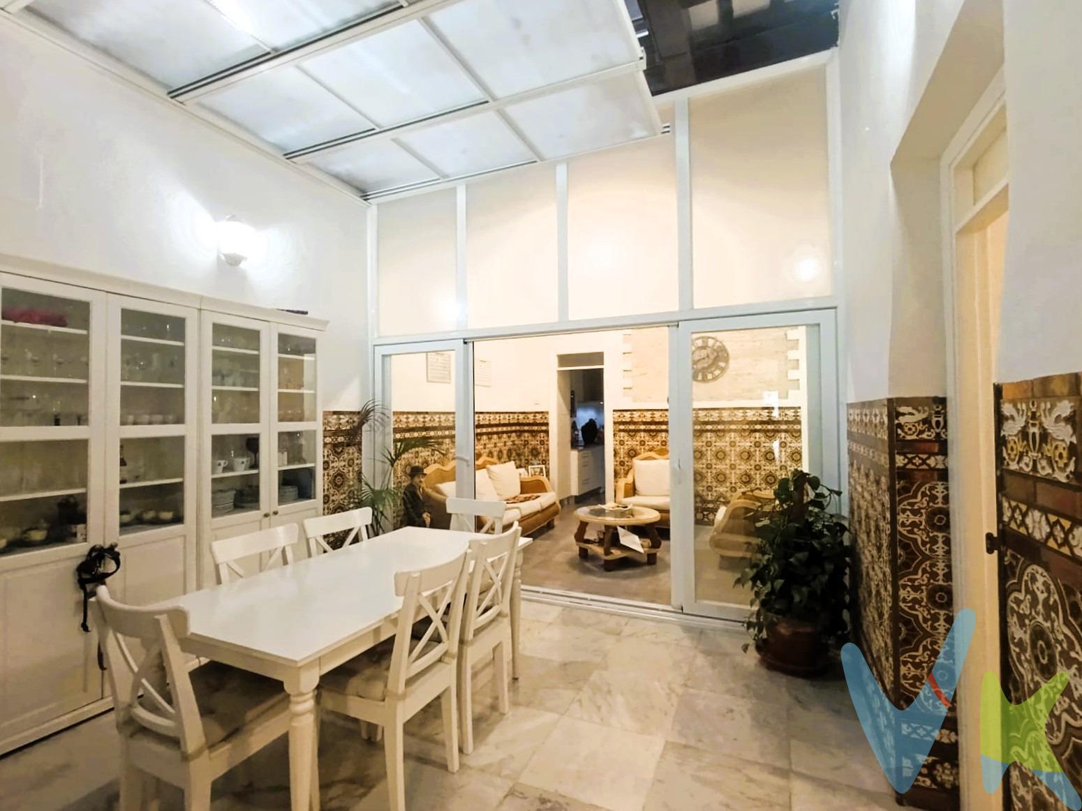 Hay viviendas que simplemente se visitan y otras que transmiten sensaciones desde el primer momento. Esta casa es una de ellas. Ubicada en pleno Centro Histórico de San Fernando, esta magnífica vivienda en planta baja, ha sido reformada respetando la esencia de las tradicionales casas isleñas, conservando elementos originales que le aportan un encanto difícil de encontrar. Al cruzar su zaguán de entrada, típico de la arquitectura local, se accede a una vivienda llena de luz y personalidad. El protagonista es su acogedor patio central, cubierto con una montera acristalada, que distribuye las distintas estancias y llena la casa de luminosidad. Dispone de 3 amplios dormitorios y 2 baños, ofreciendo una distribución cómoda y funcional tanto para una familia como para quienes buscan una vivienda con espacios generosos. La cocina independiente conserva uno de los elementos más singulares de la casa: su aljibe original, testigo de la historia de la vivienda e integrado como parte de su identidad. Además, cuenta con lavadero y acceso directo a la azotea , un espacio perfecto para disfrutar del clima, crear una zona chill out o compartir reuniones al aire libre. Los dormitorios conservan los suelos hidráulicos originales, en excelente estado de conservación, un detalle muy apreciado por quienes valoran la arquitectura tradicional y los materiales de calidad. La vivienda dispone además de aire acondicionado mediante splits, proporcionando confort durante todo el año. Si busca una vivienda diferente, con historia, carácter y el encanto de la arquitectura andaluza, esta casa representa una oportunidad única. Vivir en ella es disfrutar de la autenticidad del Centro Histórico de San Fernando sin renunciar a las comodidades actuales. Disponemos del Documento Informativo Abreviado de la propiedad (D.I.A), según Decreto 218/2005, de 11 de octubre. La Agencia Inmobiliaria también dispone de  Seguro de Caución, para la garantía y protección de las cantidades económicas  entregadas como señal para la reserva de una vivienda. Así mismo, informamos que los gastos Notariales, Registrales, ITP, Honorarios de la Agencia y otros gastos inherentes a la compraventa no está incluidos en el precio. Por mandato expreso del propietario, comercializamos este inmueble en exclusiva compartida, lo que le garantiza el acceso a toda la información, a un servicio de calidad, un trato fácil, sencillo y sin interferencias de terceros. Por este motivo, se ruega no molestar al propietario, a los ocupantes de la propiedad o a los vecinos. . Muchas gracias por su comprensión