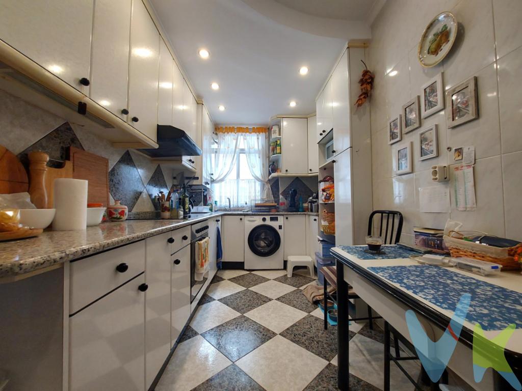 Descubra este encantador piso en venta ubicado en la zona de Ayuntamiento, San Millán, en el corazón de Logroño. Este inmueble representa una oportunidad excepcional para quienes buscan un hogar cómodo y bien situado en una de las zonas más emblemáticas de la ciudad. Situado en la tercera planta de un edificio clásico.Con una superficie útil de 62.09 metros cuadrados y una construcción total de 77.3 metros, el espacio ha sido diseñado  para ser funcional. El piso cuenta con dos amplias habitaciones, lo que proporciona suficiente espacio para una familia pequeña, una pareja o incluso una persona sola que valore el espacio adicional. La distribución del piso se centra en una acertada orientación que maximiza la luz natural en todos los espacios del hogar, creando una atmósfera cálida y acogedora. En el salón, las ventanas amplias permiten disfrutar de las vistas hacia el exterior . La cocina, otro de los espacios fundamentales de la vivienda, está lista para satisfacer todas sus necesidades culinarias. Diseñada para optimizar cada centímetro cuadrado, ofrece múltiples opciones de almacenamiento y una disposición que facilita el movimiento mientras se cocina. El inmueble también ofrece la conveniencia de tener el transporte público muy cerca, lo que facilita los desplazamientos por la ciudad. Las conexiones de autobús en las inmediaciones aseguran que moverse por Logroño y sus alrededores sea un proceso sencillo y rápido, incrementando así el valor de la ubicación.Por otro lado, este hogar goza de una localización privilegiada que le permite tener acceso a una amplia gama de servicios y comodidades. Estar tan cerca del ayuntamiento de Logroño no solo implica formar parte del vibrante centro de la ciudad, sino también tener a su alcance zonas comerciales, restaurantes, centros culturales y más, convirtiéndolo en una opción ideal para quienes deseen disfrutar de una vida urbana completa.No deje pasar la oportunidad de descubrir en persona todo lo que esta vivienda ofrece. Programe su visita hoy mismo y déjese convencer por la magia y el encanto únicos de este espacio tan acogedor. Hay un sinfín de posibilidades esperando a ser descubiertas por usted en este especial rincón de la ciudad.Hay imágenes mejoradas con Gemini.