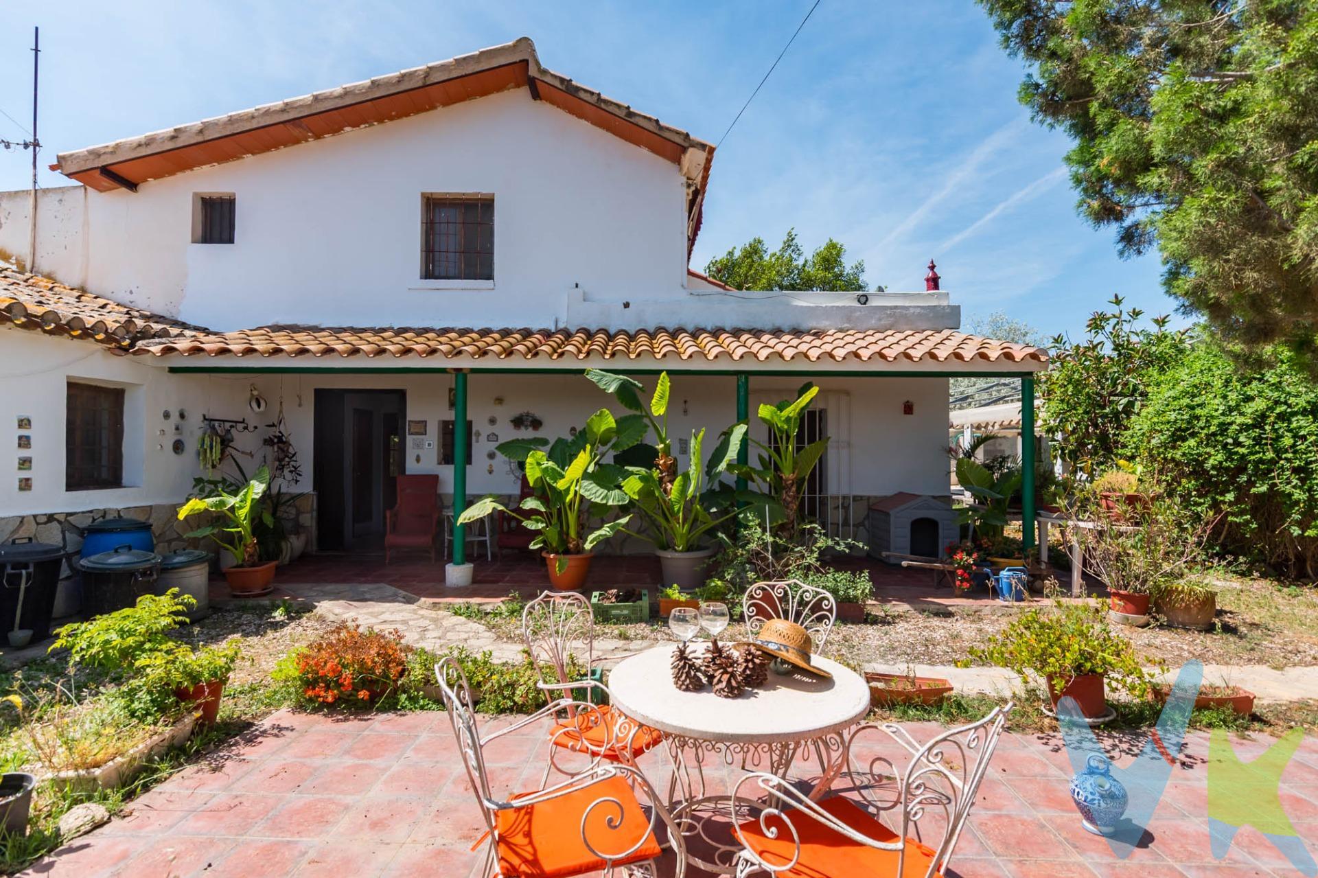 Crea el hogar que siempre has soñado.....Descubre esta magnífica casa de campo situada en un entorno tranquilo de Mazarrón, a unos 13 kilómetros del puerto de Mazarrón, ideal para quienes buscan espacio, privacidad y el encanto de lo rústico sin renunciar al confort. La propiedad se asienta sobre una amplia parcela de 2.897 m², ofreciendo múltiples posibilidades tanto para uso residencial como vacacional. La vivienda principal cuenta con 299 m² construidos distribuidos en dos plantas, con estancias amplias, luminosas y llenas de carácter. En su interior encontrarás una acogedora vivienda de estilo rústico, equipada con calefacción en toda la casa y aire acondicionado por splits, garantizando confort durante todo el año. La planta superior dispone de una agradable terraza, perfecta para disfrutar de las vistas despejadas y el clima de la zona. La propiedad incluye además:. 🏠 Casa de invitados independiente, ideal para familiares o visitas. 🚗 Garaje privado. 🏊 Piscina climatizada, perfecta para disfrutar en cualquier época del año. 🌿 Amplio terreno con múltiples opciones de uso. Un hogar con encanto, ideal tanto como residencia habitual, segunda vivienda o inversión con gran potencial. 🔑 Comercialización en multiexclusiva. Por mandato expreso del propietario, este inmueble se comercializa en multiexclusiva, lo que garantiza un acceso completo a la información, un servicio profesional y una gestión ordenada, sin interferencias de terceros. 🤝 Una compra tranquila y bien acompañada. Al contactar directamente con nosotros, evitarás molestias innecesarias a la propiedad. Nos encargamos de toda la intermediación, facilitándote la documentación, la información necesaria y un trato cercano, claro y sin complicaciones. Te informaremos con total transparencia de todos los aspectos de la compra, incluidos gastos y honorarios de agencia para que tomes decisiones con calma y seguridad. Nuestra forma de trabajar se basa en algo muy sencillo:. Calma → la tranquilidad de comprar tu vivienda con acompañamiento profesional en todo el proceso con nosotros. ℹ️ Información legal. La descripción del inmueble y las imágenes publicadas tienen carácter meramente informativo y no contractual. El precio ha sido fijado por la propiedad y podría sufrir variaciones hasta su formalización en contrato de compraventa. A continuación, te informamos de los gastos de compra no incluidos en el precio, para garantizar un proceso claro y tranquilo:. PVP:226.000€. No incluye gastos, impuestos y demás gastos legalmente correspondan al comprador: ITP del 7,75% con carácter general; existen excepciones según normativa aplicable (1). Base imponible el mayor valor entre el precio de venta o el valor referencia catastral. Gastos Notaría y Registro: 1.900€ aprox. según complejidad y aranceles vigentes (2). Financiación: gastos de hipoteca, tasación y gatos bancarios a cargo del comprador, según su necesidad y elección. Servicio doble de intermediación: Honorarios inmobiliaria a cargo del comprador: 3% precio final, más IVA (21%), salvo acuerdo contrario tras negociación, no incluidos en PVP. Operación y condiciones de compraventa sujeta a aceptación expresa del vendedor. Para acceder a información y documentación legalmente exigible por el consumidor: https://www.inmotasa.es/consumidor/. (1) Para una información exhaustiva sobre el funcionamiento, tipos impositivos y bonificaciones del ITP en la Región de Murcia, puedes consultar el portal oficial de la Agencia Tributaria Autonómica en el siguiente enlace: agenciatributaria.carm.es/ITPAJD. (2) Tarifas notariales y registrales reguladas en Anexo I Del Real Decreto 1426/1989 y, Anexo I Del Real Decreto 1427/1989, respectivamente.