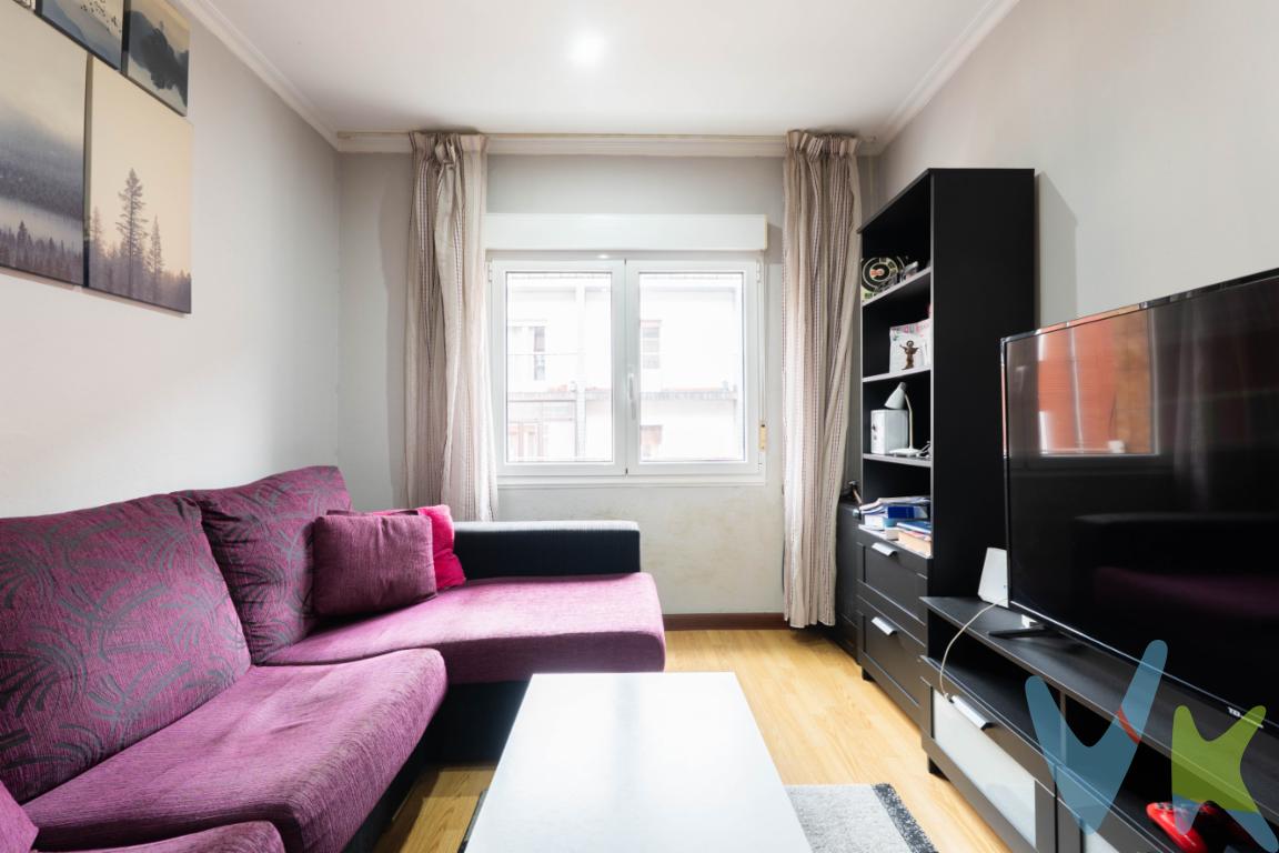 Se vende acogedor piso en el barrio del Natahoyo, a escasos metros de la Playa del Arbeyal, ideal tanto como primera vivienda como para inversión. La vivienda cuenta con dos dormitorios, salón, cocina independiente y baño completo, todo ello distribuido de manera muy funcional ya que no dispone de pasillo, lo que permite aprovechar al máximo cada metro cuadrado.Está situada en una segunda planta sin ascensor, en un edificio tranquilo y bien comunicado. Dispone de todos los servicios necesarios en las inmediaciones: supermercados, centros de salud, colegios, transporte público y zonas verdes.Una excelente ubicación para disfrutar de la vida en Gijón, con el mar al lado y todos los servicios al alcance de la mano.¡No dejes pasar esta oportunidad! Contacta para más información o concertar una visita.En el precio publicitado no están incluidos los gastos de notaría y registro ni las transmisiones patrimoniales.