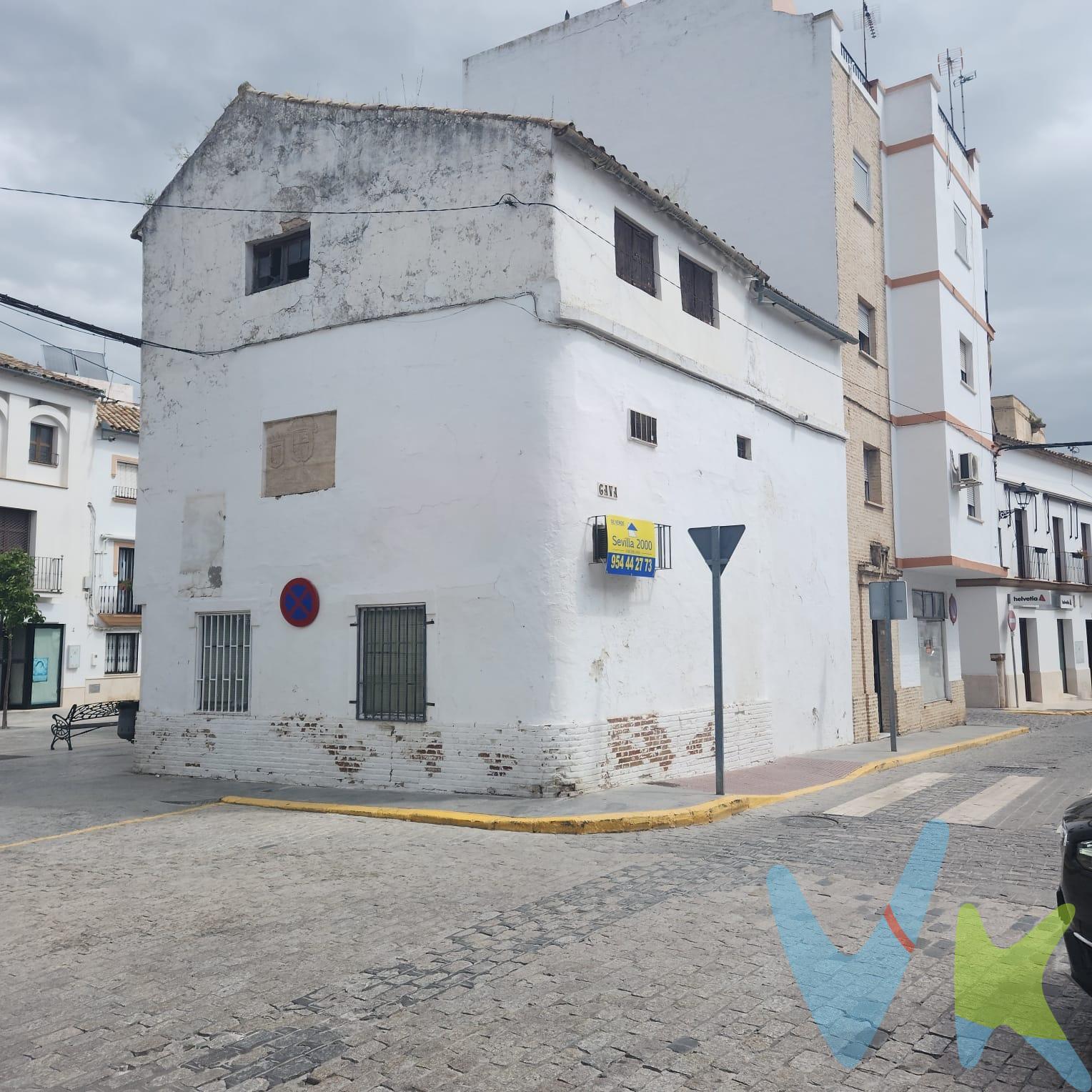 Gran oportunidad, casa para reformar en Écija, muy cerca del Palacio de Benamejí!!!. Ideal inversor. Posibilidad de construir Bajo más dos plantas. Actualmente es un local comercial. Consulte sin compromiso. Informamos a nuestros clientes compradores que el precio de venta no incluye lo siguiente: Honorarios de la agencia inmobiliaria, Impuestos (I.T.P., I.V.A. o A.J.D., en su caso) ni otros gastos de la compraventa (gastos de Registro de la Propiedad, Notaría, Gestoría ni de posible Financiación). Documento D.I.A. a disposición del consumidor según Decreto 218/2005 Junta de Andalucía.