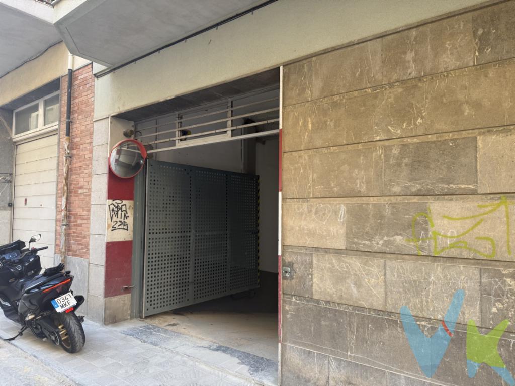 Se ofrece en venta una plaza de aparcamiento situada en la planta sótano -1 de un edificio residencial consolidado en el Pasaje de Vilella i Puig de Reus (Zona Niloga), una zona urbana céntrica con muy pocas plazas de aparcamiento disponibles.La plaza dispone de una superficie útil de aparcamiento de unos 15 m², con un espacio privativo generoso que permite aparcar cómodamente turismos de tamaño medio y grande. El pavimento es de hormigón con marcas viales amarillas que delimitan claramente el espacio, y la altura libre es la habitual en aparcamientos subterráneos de edificios de su época.El acceso al parking se realiza desde la calle mediante puerta metálica de apertura automática, con rampa de acceso de pendiente suave y acabado antideslizante que garantiza la seguridad en todo momento. El interior cuenta con iluminación artificial y sistema de protección contra incendios, cumpliendo con todas las medidas de seguridad exigidas.La plaza forma parte de un aparcamiento comunitario en régimen de propiedad horizontal, con una cuota de participación del 0,62% sobre los elementos comunes de la finca.
