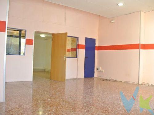 Local comercial a pie de calle situado JUNTO A LA CALLE SAN VICENTE MARTIR en el popular barrio de SAN MARCELINO. Muy visible, con una persiana a la calle y fachada de aprox 5 metros. Tiene dos estancias divididas por un tabique, 1 aseo, dispone de varios puestos de trabajo con muchos enchufes, techo alto, altas de agua y luz, 2 trasteros, persiana motorizada y puerta de aluminio con cristal escaparate. Gastos de comunidad e ibi incluido en el precio! Si te puede interesar llámanos. Disponible a partir  de Enero de 2026. El precio no incluye gastos de notaría, gestoría y registro de la propiedad, que se concretarán según su arancel profesional; los impuestos aplicables, a determinar según su normativa específica; los gastos de financiación, en su caso; ni los gastos de agencia inmobiliaria en las condiciones que se pacten con ésta.