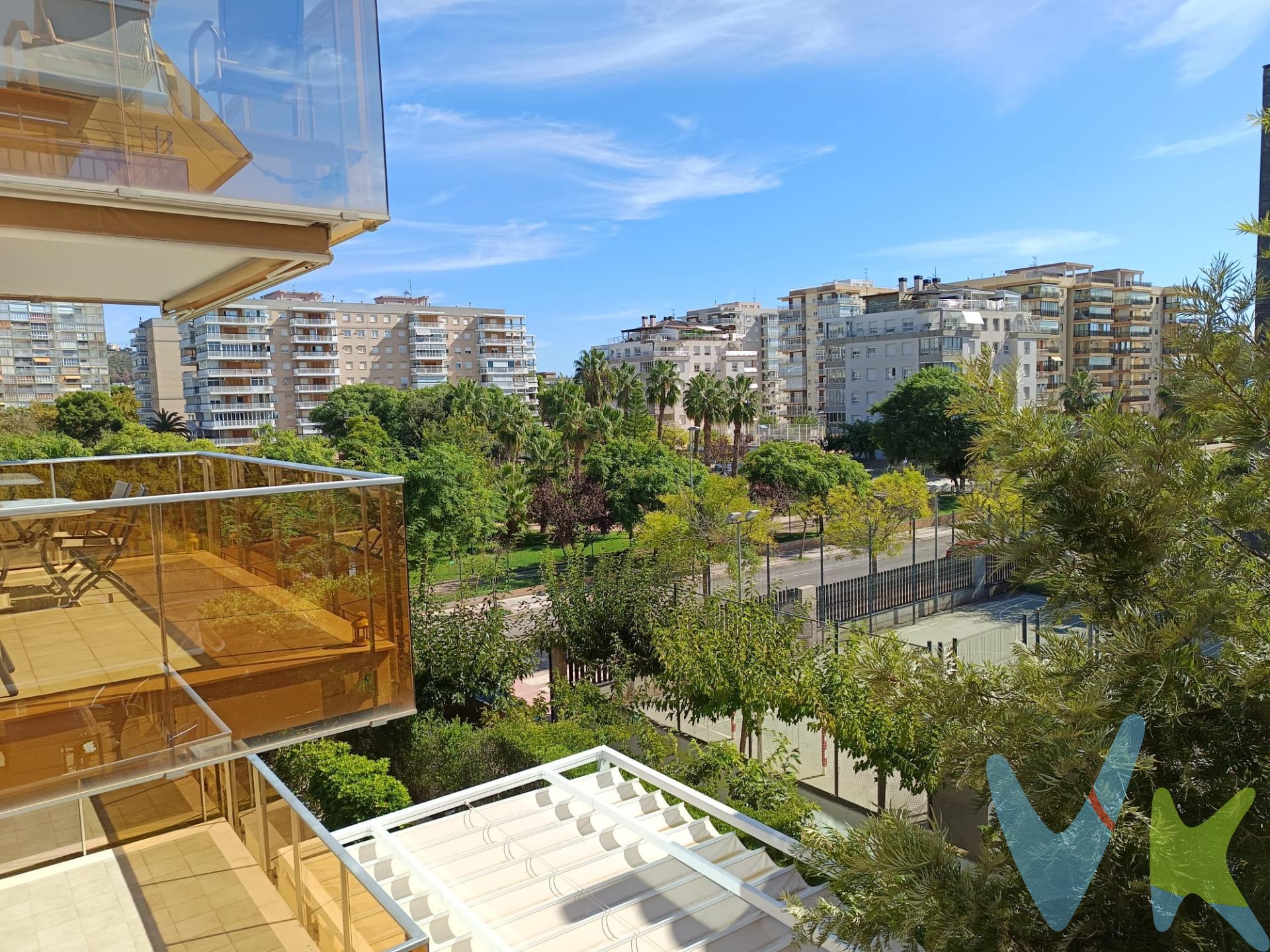 Exclusivo apartamento en La Almadraba, junto a la Plaza del Trenet en Benicasim. Descubre la comodidad y el estilo de este apartamento situado en una de las zonas más codiciadas de Benicasim, La Almadraba, junto a la Plaza del Trenet, entre la playa y el pueblo. Este inmueble ofrece un perfecto equilibrio entre comodidad y ocio, ideal para disfrutar de la vida junto al mar. El apartamento cuenta con tres amplias habitaciones dobles, todas con excelente luz natural, y dos baños completos en excelentes condiciones. La cocina independiente está equipada para satisfacer todas tus necesidades y, junto al acogedor comedor, crean un ambiente ideal para disfrutar con familiares y amigos. Uno de los grandes atractivos de este hogar es su terraza donde podrás disfrutar de agradables momentos al aire libre disfrutando de la tranquilidad de la zona. Además,  el apartamento incluye un amplio trastero y dos plazas de garaje en el sótano, asegurando espacio para almacenaje y aparcamiento. En las zonas comunes, la propiedad ofrece una piscina comunitaria para refrescarte durante los meses de calor, una pista deportiva para los amantes del deporte y pistas de padel, así como una zona de columpios que hará las delicias de los más pequeños. Y, para asegurar el confort durante todo el año, el apartamento cuenta con aire acondicionado y calefacción por conductos. No dejes pasar la oportunidad de vivir en un entorno privilegiado, ¡llámanos y ven a visitar este excelente apartamento!. Por mandato expreso del propietario comercializamos este inmueble mediante contrato de multi-exclusiva, por el cual numerosas agencias colaboradoras, nacionales e internacionales, ofrecen esta vivienda a sus potenciales compradores, todo ello garantizando un servicio de calidad, un trato fácil, sencillo y sin interferencias de terceros, ya que la gestión es a través de nuestra agencia. *Impuestos, gastos de compraventa tales como honorarios agencia y financiación no incluidos. 