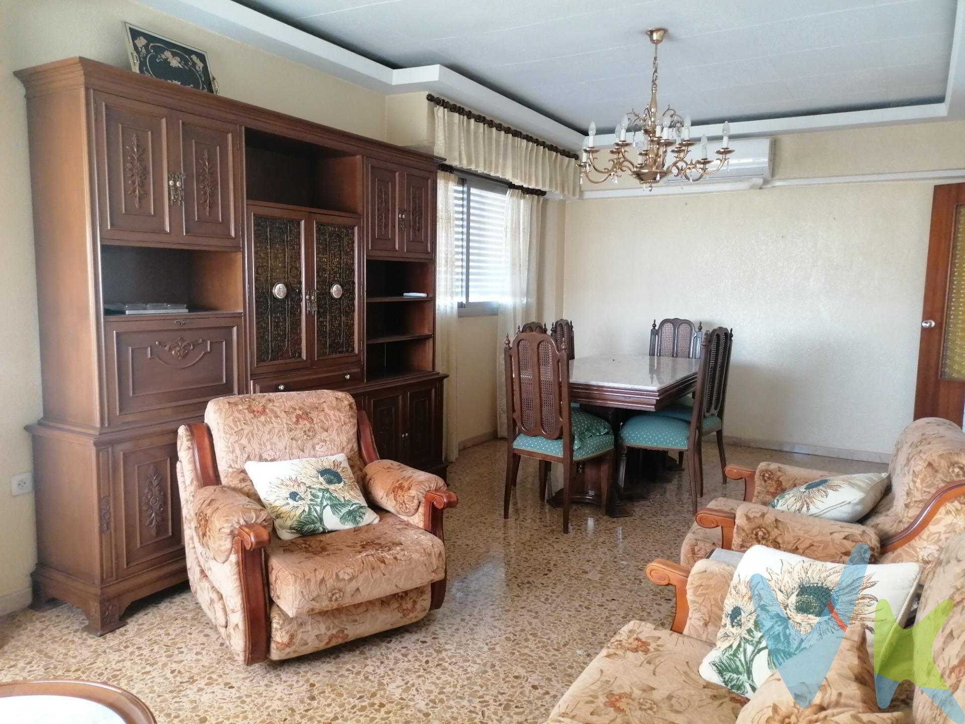 SE VENDE CON INQUILINOS Encantador quinto piso con ascensor en una ubicación privilegiada. Este piso cuenta con cuatro habitaciones, un baño completo, un aseo, una cocina independiente y un comedor amueblado, perfecto para disfrutar de agradables comidas en familia. Situado en una zona de paso, este piso ofrece fácil acceso a una amplia variedad de servicios y comercios, garantizando comodidad y conveniencia en tu día a día. ¡No dudes en llamarnos para obtener más información y concertar una visita! ¡Te esperamos!. ÉSTA VIVIENDA CUENTA ACTUALMENTE CON INQUILINOS. . La venta de esta vivienda se gestiona mediante contrato de EXCLUSIVA COMPARTIDA por lo que se trabaja con más de 150 Inmobiliarias. Los gastos de la venta tales como notaría, registro y honorarios no están incluidos en el precio. INMUEBLE SUJETO A PERIODO DE TRASPARENCIA. .  .  .  . 