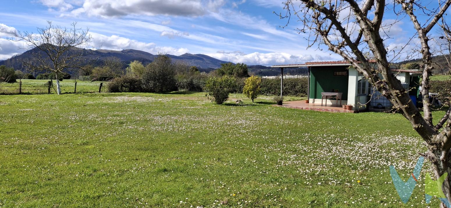  Si estás buscando un lugar donde desconectar sin alejarte demasiado, ¡esta finca es para ti! Situada en Viérnoles, a un paso de Torrelavega, aquí disfrutarás de lo mejor de ambos mundos: la comodidad de un acceso fácil y rápido, y la paz que solo el campo puede ofrecer.Al llegar, te recibirá un amplio terreno de 1.318 m² completamente llano, ideal para que los niños jueguen con total libertad, montar un huerto, o disfrutar de una barbacoa bajo el cielo abierto. Además, está cercado y plantado con árboles frutales, para que puedas saborear tu propio pedacito de naturaleza.En el centro de la finca se encuentra una construcción de 22 m² que cuenta con un comedor acogedor, una cocina práctica y un aseo, perfecto para que tengas todo lo necesario sin complicaciones. También dispone de un porche encantador, ideal para relajarte con un café mientras disfrutas de las maravillosas vistas al entorno verde.Y no te preocupes por el suministro de agua, ya que la finca cuenta con depósitos propios para hacer tu estancia aún más cómoda.Tanto si buscas un refugio para fines de semana, un espacio para pequeñas celebraciones al aire libre o simplemente un lugar donde respirar aire puro, esta preciosa finca de recreo en Viérnoles es una oportunidad que no querrás dejar escapar.Déjate conquistar por la tranquilidad y ven a visitarla ¡te enamorarás al primer vistazo!