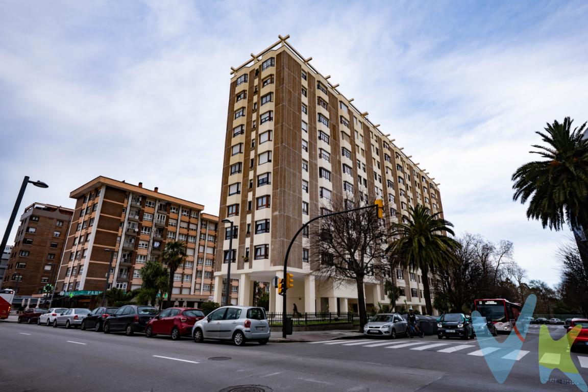 Espectacular vivienda en la Calle Carreño Miranda, en pleno barrio del Bibio, frente al Parque Isabel la Católica y la plaza de toros, y a menos de 5 minutos del Grupo Covadonga. Se integra en uno de los edificios mas singulares de Gijón, con unas amplias zonas comunes. La vivienda cuenta con cuatro amplias habitaciones, aunque actualmente, una de ellas la unieron a la cocina para hacer una zona de comedor, salón de más de 20m2, cocina con muebles altos y bajos con todos los electrodomésticos integrados, dos baños completos, uno de ellos con ventana. Una vivienda con unas impresionantes y preciosas vistas a la zona verde del recinto de la Plaza de toros, y lo mejor de todo,  a 5 minutos de la Playa De San Lorenzo. Con unas altas calidades constructivas, que hacen de esta vivienda, el sueño de cualquier familia. Cabe destacar a modo de detalle, la hermosa terraza comunitaria en la cubierta del edificio, donde podrás disfrutar de las mejores vistas de toda la ciudad, Con el valor añadido de tener una excepcional plaza de garaje con facil acceso desde Torcuato Fernandez Miranda y desde el mismo ascensor del edificio. La vivienda es totalmente exterior, soleada y luminosa, gracias a su orientación Sureste-Suroeste. El Centro de Salud Parque-Somió está a 1 minutos a pie, y dispone de una amplia oferta de Centros Educativos tanto públicos como concertados. Una propiedad a la altura de la zona, construida con altísimas calidades, para hacer realidad el sueño de vivir con todas las comodidades en el mejor barrio de Gijón. No lo dudes más, llámanos, estaremos encantados de enseñártela. En el precio final no está incluido el 9% de Impuesto de Transmisiones Patrimoniales, ni los gastos de Notaría y Registro.