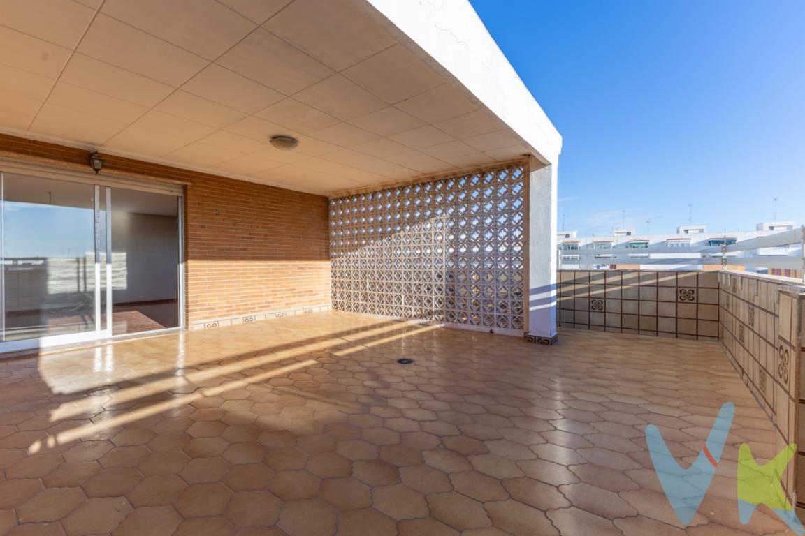 Consta de 5 amplios dormitorios, 2 baños completos y un gran comedor que ofrece impresionantes vistas panorámicas de toda la ciudad, desde el mar hasta la montaña. La joya de la propiedad es su enorme terraza de 60 m²,que rodea toda la propiedad, se puede acceder desde varios rincones, perfecta para disfrutar de momentos de relax o reuniones al aire libre.Además, cuenta con una cocina independiente de origen, perfecta para renovarla y adaptarla a tus gustos y necesidades. El edificio, de carácter familiar, te brinda un entorno tranquilo y acogedor. La propiedad ofrece la posibilidad de adquirir además 2 plazas de garaje cerradas y conexas como una sola, en la planta baja del mismo edificio, lo que te garantiza la comodidad de tener tu vehículo siempre a mano.Ubicado en el centro de Puerto de Sagunto, tendrás a tu disposición todos los servicios y comodidades que la zona ofrece. ¡No dejes pasar esta oportunidad y ven a descubrir tu nuevo hogar!*Por mandato expreso del propietario, comercializamos este inmueble en exclusiva, lo que le garantiza el acceso a toda la información,   a un servicio de calidad con el sello de Inmueble certificado que asegura tranquilidad a los compradores.*El precio indicado no incluye gastos ni otros conceptos. Al precio habrá que añadirle los gastos propios de la transmisión inmobiliaria,   como: honorarios notariales, impuesto al que se encuentre sujeta la transmisión (Impuesto sobre el Valor Añadido o Impuesto sobre Transmisiones Patrimoniales y Actos Jurídicos Documentados, según el caso),   gastos de inscripción en el Registro de la Propiedad y honorarios de intermediación de la agencia inmobiliaria.   *el inmueble se vende sin amueblar, sin electrodomésticos, enser o elemento decorativo. 