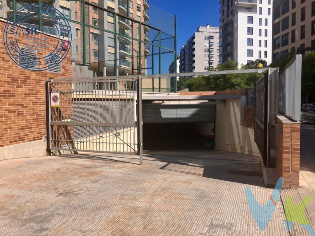 Plaza de garaje ubicada en el segundo sótano de este precioso residencial en Moreras con fácil acceso, ya que cuenta con rampa doble de subida y bajada. La plaza es amplia y con amplio pasillo para una fácil maniobra. .Tanto como inversión a largo plazo como para tu uso personal es una buena oportunidad de compra, no dejes pasar esta oportunidad y ven a visitarla.