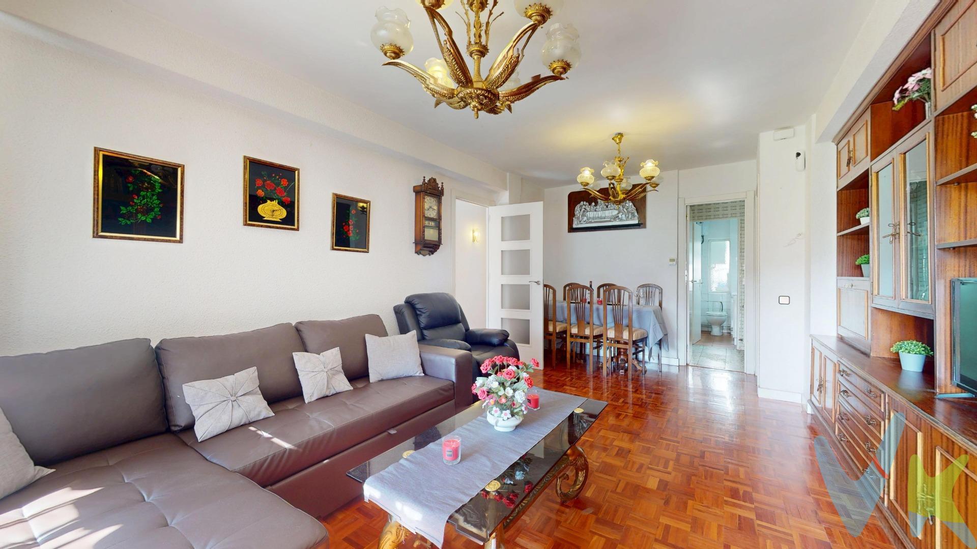 Vivienda de 82 metros cuadrados muy bien distribuida, salón bastante amplio y cuadrado conn acceso a una terraza, cocina independiente con vitroceráica y acceso a un aseo y un tendedero, además de 4 dormitorios, y cuarto de baño con plato de ducha con mampara e hidromasaje, teniendo muchas posibilidades de modificar la vivienda a tu gusto. Las calidades son las siguientes suelos de parquet y gres, ventanas de aluminio, puertas interiores lacadas en blanco macizas, puerta exterior blindada, calefacción de gas natural individual, vivienda totalmente exterior y muy luminosa. El edificio tiene acceso para personas con movilidad reducida, ascensor y la inspección técnica del edificio la ITE favorable. Se sitúa en una zona que combina áreas residenciales con espacios verdes., en cuanto transporte público, autobuses nº 143 (Manuel Becerra - Villa de Vallecas), nº63 (Felipe II - Santa Eugenia): Pasa por la Avenida de los Arcasmos, cercana a la ubicación, facilitando el acceso a Goya/Felipe II. nº145 (Conde de Casal - Ensanche de Vallecas) y nocturno N9 (Cibeles - Ensanche de Vallecas) , metro más cercano Vinateros línea 9. Centros médicos Pavones, Arroyo Media Legua y centro de especialidades Periférico de Moratalaz. Colegios públicos y concertados Fontarrón, Mártinez Montañes, Pasamonte, Senara, Sagrada Familia y Tajamar, escuelas infantiles él Lirón y Moratalaz e instituto IES Moratalaz. Supermercados Día, Alimentación 391, Condis y Alcampo Moratalaz. Parques cercanos para disfrutar Cuña Verde Moratalaz, qué ofrece: Amplias zonas de césped, senderos para caminar o correr, carril bici y áreas infantiles. Lo mejor: Sus miradores. Desde las zonas altas tienes una de las mejores vistas del "skyline" de Madrid , parque Fontarrón y parque Darwin. Autopsitas M-40, A-3 y M-30. Si buscas un equilibrio entre vida de barrio, tranquilidad y una conexión imbatible con el centro de Madrid, está es tú vivienda. El precio final ofertado respeta la normativa reguladora de precios que resulte aplicable. Asimismo, la presente operación devengará honorarios de intermediación profesional equivalentes, como máximo, al 3% del precio final de compraventa, más el IVA vigente, que serán abonados por la parte compradora. . 