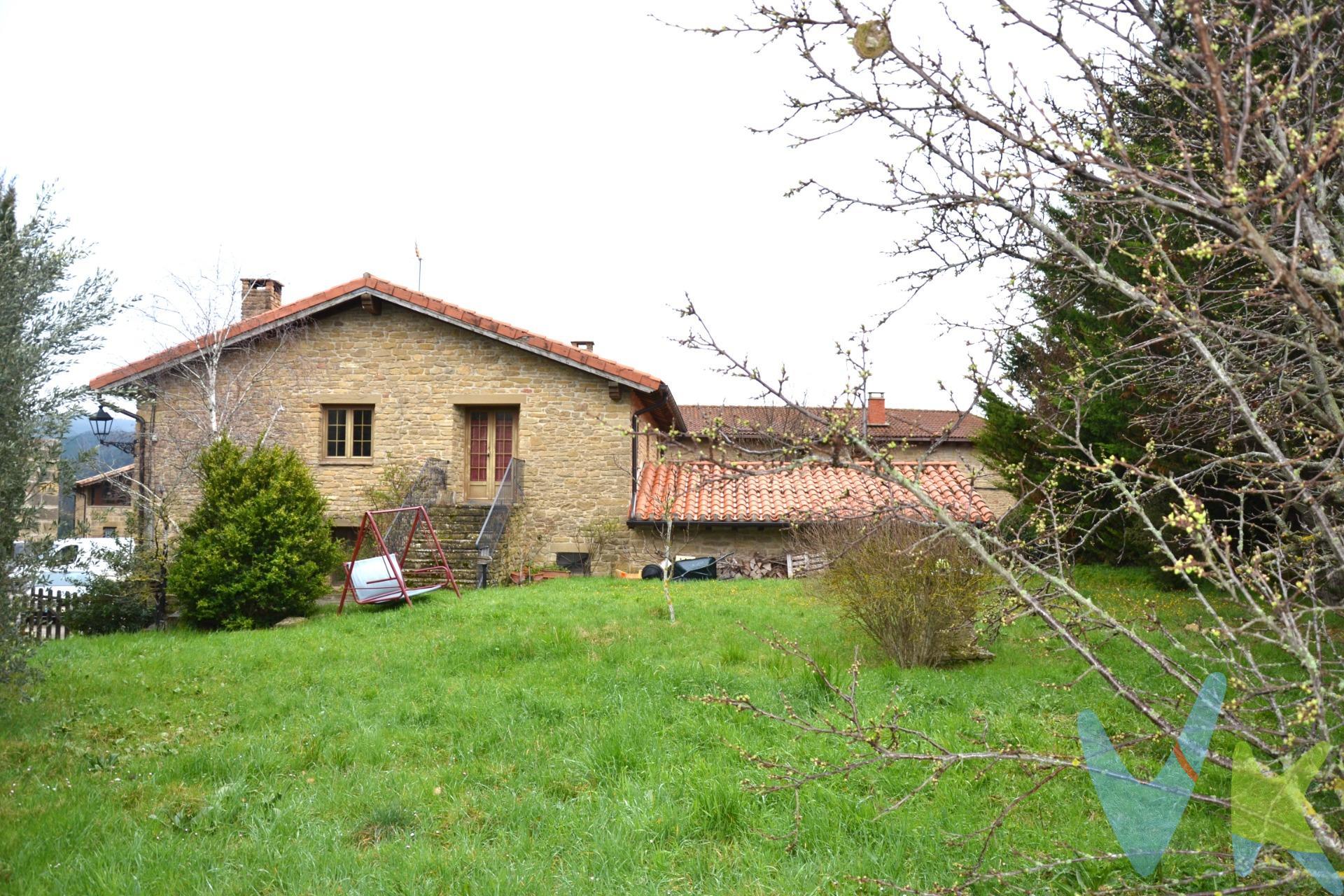 ¡Se Vende Preciosa Casa de Pueblo en Iratxeta, Junto a la Iglesia del Pueblo!. Ubicada en un entorno tranquilo y natural, esta encantadora casa de pueblo en Iratxeta, es un Concejo que pertenece al municipio de Leoz en el Valle de la Valdorba. Se ofrece como la vivienda ideal para aquellos que buscan un hogar espacioso y acogedor, a solo 37 km de Pamplona y a menos de 20 km de Tafalla. La casa, de 235 m² construidos y 218 m² útiles, se distribuye en dos plantas bien diferenciadas:. Planta Baja: Al acceder a la vivienda, nos encontramos con un garaje de 32 m², apto para 1 o 2 vehículos, adyacente a la sala de calderas. Desde aquí, un pasillo distribuidor nos lleva a 5 dormitorios (con superficies que van de los 11,86 m² a los 13,40 m²), lo que proporciona amplias estancias para descansar. Además, la planta cuenta con un baño completo con plato de ducha, ideal para mayor comodidad y funcionalidad. Planta Primera: En esta planta destaca una cocina de 21,19 m², totalmente equipada y espaciosa, perfecta para disfrutar de las mejores recetas familiares. El salón de 32 m², con chimenea, ofrece un ambiente cálido y acogedor, ideal para reuniones y momentos de relax. En esta planta también encontramos el dormitorio principal de 13,41 m², así como un baño completo con bañera, lo que ofrece una excelente opción de confort. Exterior: La propiedad se sitúa en una parcela de 803 m², lo que la convierte en un lugar perfecto para disfrutar del aire libre. El jardín privado, ideal para actividades en familia o con amigos, cuenta con una barbacoa que será el lugar perfecto para disfrutar de agradables veladas. Además, la ubicación de la vivienda, rodeada de naturaleza, garantiza tranquilidad y privacidad. Ubicación: Iratxeta es un pequeño pero acogedor municipio, ideal para quienes buscan escapar del bullicio de la ciudad. A tan solo 37 km de Pamplona y a menos de 20 km de Tafalla, se encuentra perfectamente comunicada y cercana a todos los servicios esenciales. Esta es la vivienda perfecta para quienes desean vivir en un entorno natural, pero cerca de las comodidades urbanas. Si buscas tranquilidad, comodidad y amplitud, ¡no dudes en contactarnos para agendar tu visita! Estaremos encantados de mostrarte todo lo que esta maravillosa propiedad tiene para ofrecerte. ¡No dudes en contactarnos para concertar una visita! Te atenderemos encantados. Datos meramente informativos sin valor contractual. El PVP indicado no incluye impuestos ni gastos de transmisión (ITP, Notaría, Registro..). .    . 