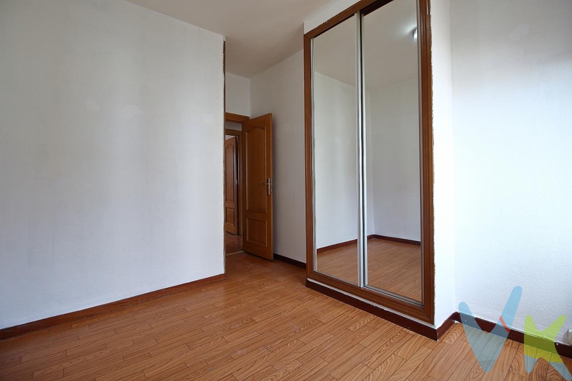 ¡Vive junto a San Lorenzo! Piso Luminoso en La Arena¿Buscas una inversión segura o tu nuevo hogar al lado del mar? Este fantástico 4º piso con ascensor se sitúa en el corazón de La Arena, la zona más vibrante y demandada de Gijón. Todo a tu alcance:Vivirás rodeado de los mejores servicios: supermercados, hostelería de moda, colegios y transporte público. Además, ofrecemos posibilidad de financiación hasta el 100%.Ideal para familias o como activo de alta rentabilidad por su gran potencial de revalorización.¡No pierdas la oportunidad de vivir donde todos quieren estar! Contáctanos y ven a verlo.Listo para ti: Cocina equipada y baño moderno con plato de ducha. En excelente estado de conservación.Luz y Confort: 3 habitaciones y un salón amplio, con una distribución funcional que aprovecha cada metro.Ubicación Premium: A un paso de la Playa de San Lorenzo y del centro.Gastos e impuestos no incluidos en el precio. A título orientativo, en segundas transmisiones, el comprador abonará el Impuesto sobre Transmisiones Patrimoniales (ITP). Para consultar los porcentajes del ITP en Asturias puede hacerlo a través de la web oficial de servicios tributarios del Principado de Asturias https://sede.tributasenasturias.es/sites/sede/default/es_ES/Que-quieres-hacer/Transmisiones-Patrimoniales-y-AJD. La base imponible será el mayor valor entre precio de compraventa, tasación o valor de referencia catastral. Gastos de notaría y registro según aranceles variables según precio, número de copias y complejidad.  El comprador escoge libremente notario. El vendedor asume la plusvalía y el resto de gastos son del comprador. Si se precisa hipoteca: Tasación, condiciones y costes bancarios según entidad elegida por el comprador; así como los gastos de gestoría y cualesquiera otros inherentes a la formalización de la compraventa. De acuerdo con la ley, no se incluyen en el precio otros gastos o tributos que legalmente correspondan al comprador. Honorarios de intermediación inmobiliaria a cargo del vendedor y honorarios de mediación inmobiliaria del 2% más I.V.A. con un mínimo de 2.000 + IVA a cargo del comprador. El consumidor tiene derecho, conforme a la normativa vigente, a disponer de información y documentación adicional relativa al inmueble y condiciones de la compraventa, accesible en la sede física o mediante correo electrónico de la Agencia cuyos datos de contacto aparecen en la página web. La agencia actúa exclusivamente como intermediaria en la operación. Cualquier compraventa y sus condiciones quedan sujetas en todo caso a la aceptación expresa del vendedor del inmueble y a la posterior formalización del correspondiente contrato. El presente anuncio tiene carácter meramente informativo; la información suministrada se corresponde con la disponible a la fecha de publicación, pudiendo variar en función de las circunstancias o actualizaciones legales, contractuales y fiscales.