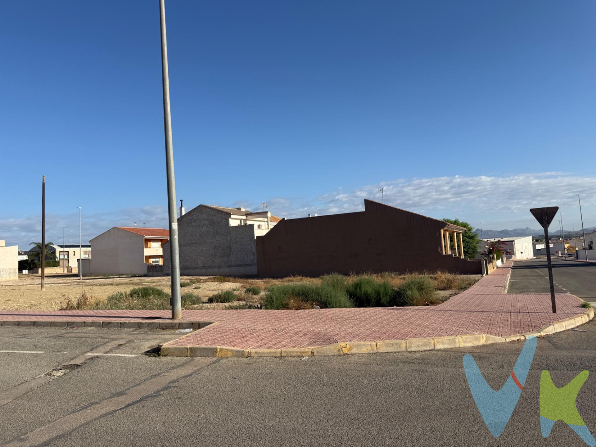 Crea el hogar que siempre has soñado.. Y que mejor que crearlo en este esplendido solar en "Urbanización de La Tejera" de Ceutí. Se trata de un solar en esquina a las calles Ramon Martinez Garcia y a la C/ Guerrero de con una superficie de 521 m2 , teniendo aproximadamente 24 metros de fachada a la C/ Ramon Martinez Garcia y 11 metros a la C/Guerrero. Ubicado en una de las mejores Avenidas de la Urbanización. Sin duda puedes hacer una estupenda vivienda y disfrutar de zonas exteriores. Especificaciones urbanísticas. La superficie mínima de parcela edificable es de 125 m2. La fachada. mínima es de 5 m. No se podrá construir en una parcela mayor número de. viviendas que la parte entera que resulta de dividir la superficie de la misma. por la superficie de parcela mínima edificable (125 m2). Edificabilidad máxima: 1,313 m2/m2. La ocupación máxima es del 70% de la superficie de la parcela. Retranqueos obligatorios: a las alineaciones oficiales: 3 m. A los. demás linderos: 2 m. Estos retranqueos se aplicarán a las viviendas. unifamiliares aisladas o a los conjuntos de viviendas adosadas en hilera. Las. distancias de retranqueos deberán ser respetadas por cualquier cuerpo de. edificación, incluso voladizos. La profundidad máxima edificable o fondo edificable,  se establece en quince (15) metros en todas las plantas. En la edificación alineada el fondo edificable, 15 m., se contará desde la fachada de la edificación o, lo que es lo mismo, 18 metros desde la alineación exterior de la parcela. Cuando la vivienda sea aislada su disposición en la parcela será libre, cumpliendo los requisitos de retranqueo mínimo a vía pública (3 m.) y linderos (2m.). 🔑 Comercialización en multidifusión. Por mandato expreso del propietario, este inmueble se comercializa en multiexclusiva, lo que garantiza un acceso completo a la información, un servicio profesional y una gestión ordenada, sin interferencias de terceros. Si eres agente inmobiliario y tienes un cliente interesado, estaremos encantados de colaborar. Contáctanos sin compromiso. 🤝 Una compra tranquila y bien acompañada. Al contactar directamente con nosotros, evitarás molestias innecesarias a la propiedad. Nos encargamos de toda la intermediación, facilitándote la documentación, la información necesaria y un trato cercano, claro y sin complicaciones. Te informaremos con total transparencia de todos los aspectos de la compra, incluidos gastos y honorarios de agencia para que tomes decisiones con calma y seguridad. Nuestra forma de trabajar se basa en algo muy sencillo:. Calma → la tranquilidad de comprar tu vivienda con acompañamiento profesional en todo el proceso con nosotros. ℹ️ Información legal. La descripción del inmueble y las imágenes publicadas tienen carácter meramente informativo y no contractual. El precio ha sido fijado por la propiedad y podría sufrir variaciones hasta su formalización en contrato de compraventa. 💰 Gastos de la compra. Impuestos (ITP). Con bonificación: 3 %. Sin bonificación: 7,75 %. Notaría y Registro: aprox. 1.000 €. Honorarios de agencia: 3 % + IVA, con un mínimo de 3.000 € + IVA (No incluidos en el precio de venta)