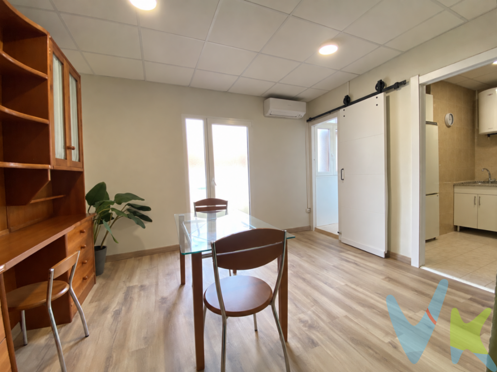 Tu primera vivienda o una oportunidad para invertirEste piso de 77 m² construidos ofrece una distribución cómoda y versátil: dos habitaciones, sala, comedor, cocina semiabierta, baño y una zona adicional que puedes utilizar como despacho o vestidor.Es una opción atractiva para quien busca empezar una nueva etapa en su propia casa: dispone de espacios diferenciados y de una estancia extra para trabajar desde casa, organizar la ropa o adaptarla a sus necesidades. Por su distribución, también puede interesar a quien busca una vivienda para destinarla al alquiler.El piso se reformó en 2023, con renovación de la instalación eléctrica, la fontanería, las ventanas... Además, se insonorizaron las paredes y se instaló un sistema de calefacción por aerotermia con dos splits, situados en el comedor y en la zona de despacho-vestidor.Se encuentra en un edificio que ha superado la inspección técnica obligatoria. Una vivienda con el carácter de un edificio de época y mejoras recientes para disfrutarla desde el primer día.Contacta con nosotros para conocerla y concertar una visita.Gastos e impuestos no incluidos en el precio. Compra sujeta a ITP. El comprador asumirá los gastos correspondientes a escritura e inscripción en el Registro de la Propiedad.Más información sobre transparencia, impuestos, gastos y condiciones de compraventa en nuestra web: www.activanorte.com