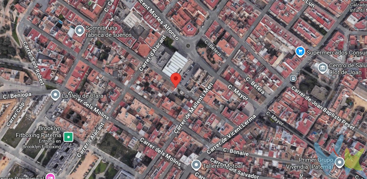 Observaciones públicas:Presentamos una excelente oportunidad de inversión en Calle Antonio Machado 23, en una de las zonas residenciales más consolidadas y demandadas de Paterna. Un activo con alto potencial urbanístico y una propuesta diferencial: posibilidad real de división en dos parcelas independientes, adaptándose a distintos perfiles de inversión.🔑 Flexibilidad total: compra completa o división en 2 parcelasEl activo se ofrece por un precio total de 300.000 EUR, con la posibilidad de plantear una estrategia de adquisición flexible:Compra del solar completo (391 m²) → ideal para promoción conjunta de mayor volumen.División en 2 parcelas independientes → opción perfecta para promotores más pequeños o autopromotores.📐 Potencial urbanísticoUn solar con parámetros muy atractivos para desarrollo residencial:Superficie total: 391 m²Edificabilidad: 1.382 m² techoTipología: Planta Baja + 2 alturas + ÁticoUso principal: Residencial plurifamiliarEstado: Solar urbano consolidadoFachada: A calle consolidada con entorno edificado👉 Posibilidad de desarrollo independiente en cada parcela tras segregación, lo que permite optimizar inversión, fases de obra o incluso estrategia de venta por unidades.📍 Ubicación y entornoUbicado en una zona tranquila y bien conectada del casco urbano de Paterna:Servicios, supermercados y comercios a pocos minutosCentros educativos y zonas verdes cercanasTransporte público con conexión directa a ValenciaAccesos rápidos a CV-35 y V-30Una ubicación equilibrada entre calidad de vida y proximidad a polos económicos clave como Fuente del Jarro, Parc Tecnològic y Táctica.🏙️ Sobre PaternaPaterna es uno de los municipios con mayor proyección del área metropolitana de Valencia. Su crecimiento sostenido, junto con su tejido empresarial y excelente conectividad, lo convierten en un enclave estratégico tanto para vivir como para invertir.El precio no incluye gastos de notaría, registro, gestoría, impuestos ni honorarios de agencia.