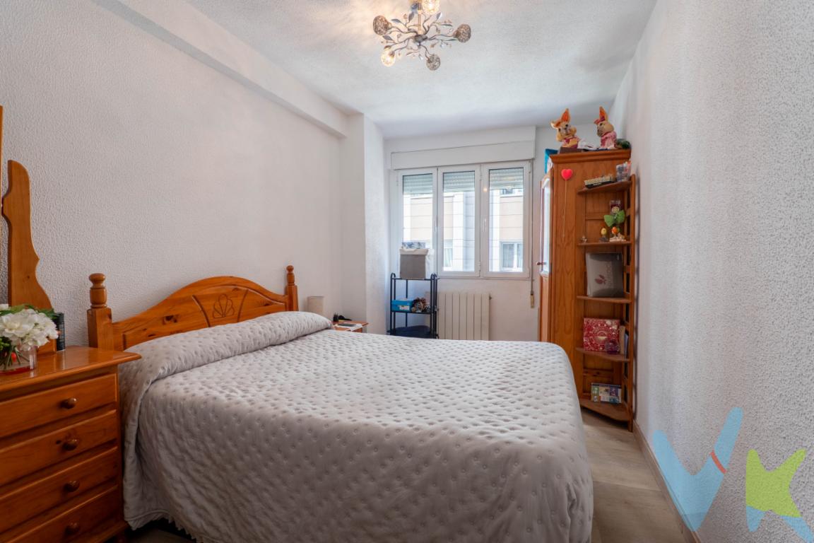 Presentamos esta magnífica vivienda situada en la Calle Marqués de Urquijo, en pleno barrio de La Arena, una de las zonas más demandadas y valoradas de Gijón. Su ubicación es privilegiada, a pocos minutos caminando del emblemático Parque de Isabel la Católica y de la conocida Playa de San Lorenzo, lo que permite disfrutar de naturaleza, mar y todos los servicios del centro urbano.La vivienda cuenta con 82 m² útiles, perfectamente distribuidos para ofrecer amplitud, funcionalidad y confort, y se encuentra lista para entrar a vivir.El piso dispone de un amplio salón exterior a Calle Piles y una de las habitaciones también es exterior a la misma calle.La cocina independiente cuenta con terraza interior, proporcionando un espacio adicional muy práctico para zona de lavado o almacenamiento. La zona de descanso se completa con dos habitaciones interiores, tranquilas y bien aprovechadas.La vivienda dispone además de un baño completo con ventana, que garantiza ventilación, así como un aseo adicional, aportando mayor comodidad para el día a día.En el pasillo encontramos dos armarios empotrados, que ofrecen una excelente capacidad de almacenamiento y contribuyen a mantener los espacios despejados y ordenados.Una propiedad que combina ubicación privilegiada, distribución funcional y calidad de vida, perfecta tanto como residencia habitual, segunda vivienda junto al mar o inversión en una de las zonas con mayor demanda de la ciudad.En las últimas fotografías de este anuncio podrás descubrir una propuesta de reforma realizada mediante home staging virtual con inteligencia artificial, que muestra cómo podría transformarse esta vivienda tras una actualización estética.Se informa a los interesados que el precio de venta indicado no comprende el Impuesto de Transmisiones Patrimoniales (ITP) , los gastos asociados a la compraventa (notaría, registro de la propiedad y otros) ni los honorarios de la agencia inmobiliaria a cargo del comprador.