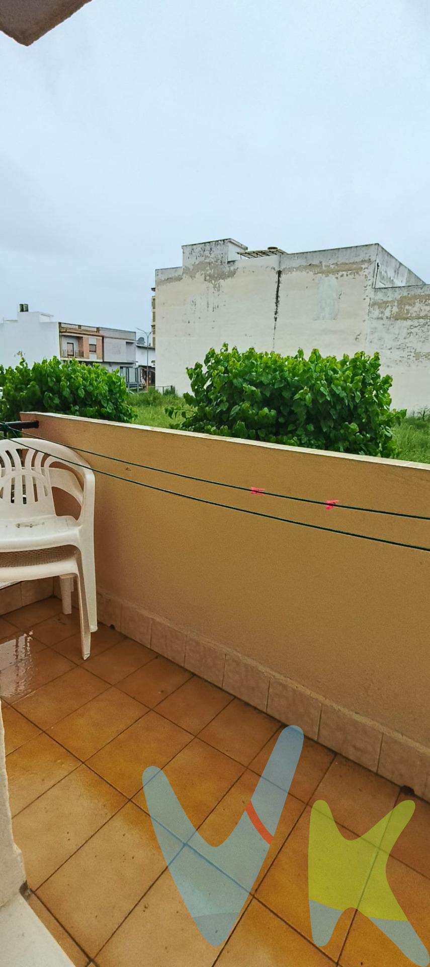 Se vende magnífico piso en L'Olleria, una localidad tranquila y acogedora que cuenta con todo tipo de servicios: supermercados, colegios, centros médicos, comercios, zonas deportivas y excelentes conexiones. La vivienda destaca por su gran luminosidad y su cómoda distribución. Dispone de 3 amplias habitaciones dobles, ideales para familias, teletrabajo o contar con espacio extra. El piso ofrece estancias amplias y acogedoras, perfectas para disfrutar del día a día con comodidad. Una oportunidad perfecta para quienes buscan vivir en un entorno tranquilo sin renunciar a todas las comodidades. Si buscas un hogar amplio, luminoso y bien ubicado, este piso en L’Olleria puede ser justo lo que necesitas. Nota: Agencia Registrada con el Nº 1395 en el Registro Obligatorio de Agentes Inmobiliarios de la Comunitat Valenciana, consultable en la web de la Generalitat Valenciana. La oferta está sujeta a cambios de precio o retirada del mercado sin previo aviso. La información contenida en el presente anuncio se facilita a título meramente informativo y no contractual, los datos, descripciones, superficies, imágenes y cualquier otro contenido del mismo pueden estar sujetos a errores u omisiones al ser facilitados por terceros. El precio de venta publicado no incluye los honorarios de intermediación inmobiliaria, ni los impuestos legalmente aplicables (IVA o ITP), ni los gastos derivados de la compraventa, tales como notaría, registro y gestoría, ni aquellos derivados de la financiación, en caso de existir. Por mandato expreso del propietario, este inmueble se comercializa en régimen de exclusiva, garantizando al interesado un acceso completo a la información y una gestión profesional, transparente y sin interferencias de terceros. Se ruega no molestar al propietario, a los ocupantes del inmueble ni a los vecinos. Agentes inmobiliarios con cliente interesado pueden contactar con la agencia para colaborar. Nuestro departamento financiero puede conseguir tu financiación. ¡Consúltanos!