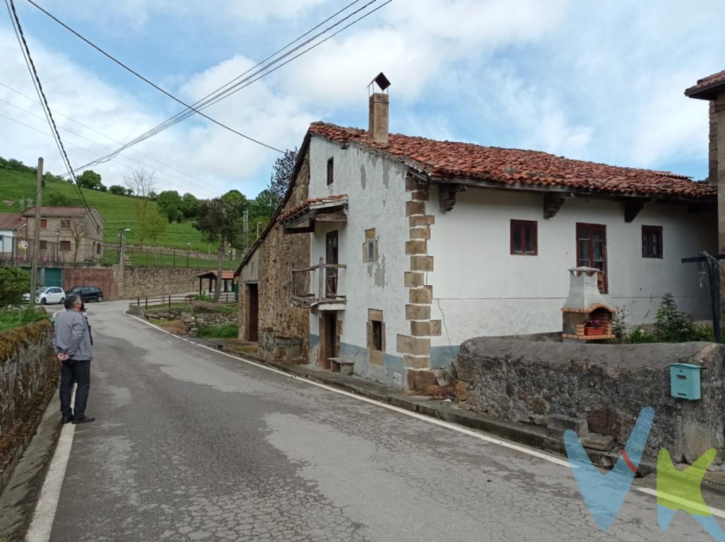 Propiedad en venta en plena naturaleza, más concretamente en el pueblo de San Miguel de Aguayo, a los pies del Pico Jano y el Pantano de Alsa.Está compuesta por un edificio que ha tenido diferentes usos, por un lado una parte destinada a vivienda, otra parte destinada a cuadra y pajar, y otra destinada a zona de trastero, garaje y zona de almacenaje, todo ello con una superficie total de unos 160m² en planta, y adosado por los vientos oeste y norte, una superficie de unos 500m² de terreno.Actualmente se encuentra para reformar en su totalidad, pudiéndose aprovechar todas las vigas y viguetas que tiene la propiedad.Dispone de agua y luz, aunque actualmente está dado de baja.Se encuentra situada a unos 30 minutos de Torrelavega y a 20 minutos de Reinosa.