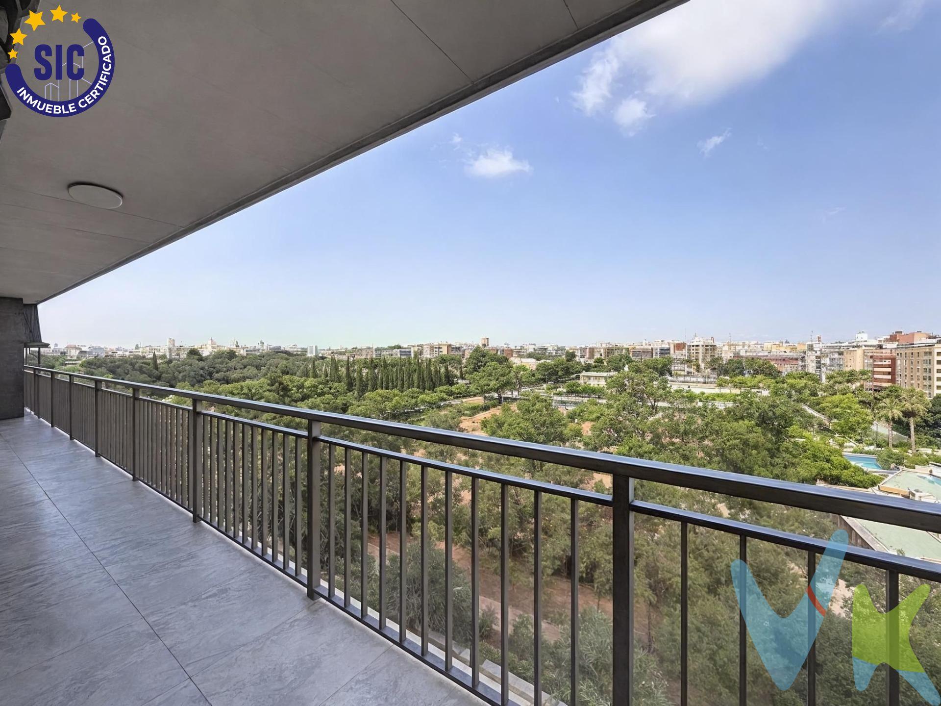 En pleno Jaume Roig – Pla del Real, a pie de los Jardines de Viveros, sale al mercado una vivienda de 178 m2 construidos (cerca de 161 m2 útiles según el levantamiento de planos) que no se ve todos los días: altura, luz por los cuatro costados y unas vistas que difícilmente vas a encontrar en otro piso de la zona. Situada en la séptima planta de un edificio consolidado con servicio de portería y ascensor, la vivienda cuenta con un detalle poco habitual: doble acceso, con una puerta de servicio independiente y una entrada directa a la zona de día. Nada más entrar sorprenden las proporciones: dos grandes estancias diáfanas que suman más de 75 m2 combinados y un pasillo de casi 9 m2, junto con 3 baños de buen tamaño. A día de hoy la vivienda no tiene una distribución cerrada — no hay zona de día ni de noche marcada — lo que la convierte en un auténtico lienzo en blanco para quien busque diseñar una vivienda de gran formato exactamente a su medida, sin heredar reformas ni distribuciones ajenas. Y luego está su gran protagonista: el balcón, de más de 22 m2, que recorre buena parte de la fachada. Asomarse aquí significa tener los Jardines de Viveros enteros a tus pies, con sus pistas deportivas, su piscina y el skyline de Valencia de fondo. Características principales:. ● 178 m2 construidos (. 161 m2 útiles). ● Séptima planta, edificio con portería y ascensor. ● Doble acceso: puerta de servicio + entrada a zona de día. ● 3 baños. ● Balcón de más de 22 m2 con vistas despejadas a los Jardines de Viveros. ● Distribución sin definir: dos grandes estancias diáfanas de 75 m2 combinados, ideales para reforma integral a medida. ● Vivienda muy exterior y luminosa. ● Zona Jaume Roig – Pla del Real: entorno residencial consolidado, cerca de universidades, hospitales y parques. Una oportunidad poco frecuente para quien busca altura, luz y unas vistas privilegiadas en una de las zonas más consolidadas de Valencia, con total libertad para convertirla en la vivienda que siempre ha imaginado. VENTA:. PVP 850.000€. Gastos e impuestos no incluidos en el precio. La compra conlleva impuestos y gastos de formalización para el comprador. A título orientativo se informa que en segundas transmisiones el ITP con carácter general en Valencia es del 9%, pudiendo existir otros tipos impositivos atendiendo a las circunstancias personales del comprador u otras circunstancias previstas legalmente. Base imponible del impuesto el mayor valor entre el precio de compraventa, la tasación o el valor de referencia catastral. En cuanto a los gastos de notaría y registro, en su caso, suelen oscilar aprox. entre 1,5% y 2,5% (aranceles variables según precio, n.º de copias y complejidad). El comprador elige notario. Si el comprador precisase de hipoteca: tasación, condiciones y costes bancarios serán según entidad elegida por el comprador, así como los gastos de gestoría, y cualesquiera otros gastos inherentes a la formalización de la compraventa que legalmente correspondan a la parte compradora, salvo pacto expreso en contrario con el vendedor. El consumidor tiene, conforme a la normativa vigente, a su disposición información y documentación adicional relativa al inmueble y condiciones de la compraventa, que podrá ser consultada en C/Joaquín Costa 4, bajo 46005 Valencia o urbe2@remax.es. Honorarios de mediación inmobiliaria a cargo del COMPRADOR: (3% del precio final de venta más IVA (21%), salvo otro pacto.); y de VENDEDOR (según acuerdo con el mismo). Se informa al consumidor que la agencia actúa como intermediaria inmobiliaria en la operación, estando cualquier eventual compraventa y sus condiciones sujeta a la aceptación expresa del propietario-vendedor y a la posterior formalización del correspondiente contrato. 