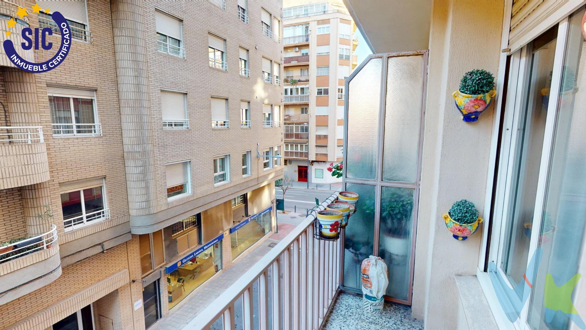 . ¿Buscas una vivienda amplia, bien ubicada y con todos los servicios a tu alcance? ¡Esta es tu oportunidad!. Se vende piso de origen en exclusiva en una de las zonas más demandadas de Castellón de la Plana, junto a La Farola, la Ronda Magdalena y el Paseo Ribalta. ✅ Características principales:. 105 m² construidos (aprox.). Comedor de 21 m² con salida a balcón. Cocina independiente con galería. 3 habitaciones dobles. 1 baño completo + 1 aseo. Buena distribución y muchas posibilidades de reforma. 📍Ubicación privilegiada:. Situada en una zona céntrica y consolidada, rodeada de colegios, farmacias, panaderías, supermercados, restaurantes, y a pocos minutos del casco antiguo. Excelente conexión con el transporte público y servicios. ✨ Ideal para:. Familias que buscan espacio y ubicación. Inversores que quieran reformar y revalorizar. Personas que desean vivir en el corazón de Castellón. 🔑 ¿Quieres más información o agendar una visita? Contacta con nosotros hoy mismo. 📞 ¡No dejes pasar esta oportunidad y ven a visitarlo!. 📢 Información importante:. Este inmueble se comercializa en exclusiva, lo que garantiza una gestión profesional, segura y personalizada. Por favor, abstenerse de molestar a propietarios, ocupantes o vecinos.