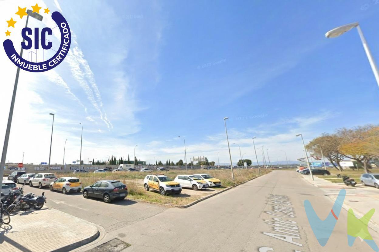 Parcela Industrial Exenta de 2.098 m² en el Eje Logístico de Valencia. Ubicación Prime: Masía d’Espí, Quart de Poblet. Inmejorable oportunidad de suelo urbano industrial consolidado en el Polígono Industrial Masía d’Espí (Quart de Poblet). Una zona de alta actividad, ideal para inversores y promotores logísticos/industriales. Parcela Exenta: Disfrute de una parcela independiente de 2.098 m², perfecta para un desarrollo exclusivo y sin medianeras compartidas. Vecindario de Prestigio: Ubicada junto a grandes empresas y operadores, como la nave de Proseguro justo al lado, garantizando un entorno profesional y consolidado. Conectividad y Potencial Edificatorio. La clave de este activo es su estratégica conectividad, convirtiéndolo en un nudo de comunicación esencial:. Junto a la A-3 (Valencia-Madrid): Acceso inmediato a la principal vía de comunicación de la Comunitat Valenciana. Cercanía Aeropuerto: A pocos minutos del Aeropuerto de Valencia. Eje Industrial Amplio: Conectividad directa con los polígonos industriales de Valencia 2000 y Manises. Potencial Máximo: La parcela permite una edificabilidad de hasta 3.330 m² de techo (1,587 m2t/m2s), ideal para una gran nave logística o industrial con una altura máxima de ≈12 m. ¡Suelo Urbano consolidado y listo para edificar! Una inversión con retorno garantizado en una de las zonas industriales más demandadas. VENTA:. PVP 530.000€.  Gastos e impuestos no incluidos en el precio. La compra conlleva impuestos y gastos de formalización para el comprador. A título orientativo se informa que en segundas transmisiones el  ITP  con carácter general en  Valencia  es del  10%, pudiendo existir otros tipos impositivos atendiendo a  las circunstancias  personales del comprador u otras circunstancias previstas legalmente. Base imponible del impuesto el mayor valor entre el precio de compraventa, la tasación o el valor de referencia catastral. En cuanto a los gastos de  notaría y registro, en su caso,  suelen oscilar aprox; entre 1,5% y 2,5% (aranceles variables según precio, n.º de copias y complejidad). El comprador elige notario. Si el comprador precisase de  hipoteca: tasación, condiciones y costes bancarios serán según entidad elegida por el comprador, así como los gastos de gestoría, y cualesquiera otros gastos inherentes a la formalización de la compraventa que legalmente correspondan a la parte compradora, salvo pacto expreso en contrario con el vendedor. El consumidor tiene,  conforme a la normativa vigente, a su disposición información y documentación adicional relativa al inmueble y condiciones de la compraventa, que podrá ser consultada en C/Joaquín Costa 4, bajo 46005 Valencia o urbe2@remax.es. Honorarios de mediación inmobiliaria a cargo del  COMPRADOR: (3% del precio final de venta más IVA (21%), salvo otro pacto.); y  de VENDEDOR (según acuerdo con el mismo). . Se informa al consumidor que la agencia actúa como intermediaria inmobiliaria en la operación, estando cualquier eventual compraventa y sus condiciones sujeta a la aceptación expresa del propietario-vendedor y a la posterior formalización del correspondiente contrato.