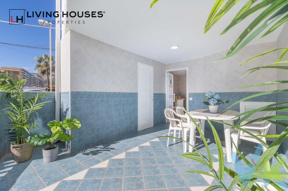 ¡Les presentamos una gran oportunidad para adquirir un adosado en la hermosa localidad de Oropesa del Mar! Este inmueble, distribuido en tres plantas, ofrece un espacio amplio y versátil para vivir cómodamente cerca del mar. Permítannos mostrarles las características que hacen de esta propiedad una excelente oportunidad.En la planta baja de esta casa nos recibe un garaje, ideal para mantener su vehículo seguro y protegido. Además, la cocina es un espacio funcional y bien equipado, perfecto para preparar deliciosas comidas. Aquí encontrará un hermoso patio con una barbacoa, el lugar perfecto para disfrutar de comidas al aire libre y reuniones familiares en un ambiente relajado.La primera planta ofrece una sala de estar pequeña que puede utilizarse como una habitación adicional, brindando flexibilidad en el uso del espacio. También en esta planta se encuentra un amplio salón-comedor con una chimenea acogedora y un hermoso ventanal que permite que la luz natural inunde la estancia. Además, en el salón-comedor hay un armario que se transforma en dos camas, lo que agrega versatilidad y la posibilidad de convertir la estancia en una habitación adicional cuando sea necesario.La última planta alberga una habitación grande con un baño completo privado y una salida a una hermosa terraza. Desde aquí, podrán disfrutar de vistas despejadas y momentos de tranquilidad al aire libre. Esta habitación principal es un refugio de privacidad y comodidad.La ubicación de esta propiedad es excelente, a pocos metros de la playa Morro de Gos, lo que significa que podrán disfrutar del mar en cualquier momento. La vivienda se vende amoblada, lo que hace que sea fácil mudarse de inmediato y comenzar a disfrutar de su nuevo hogar.En resumen, este adosado en Oropesa del Mar es una gran oportunidad para aquellos que buscan una propiedad versátil, cerca del mar y con un espacio acogedor. Si desean vivir o invertir en una ubicación privilegiada, esta propiedad es una excelente elección. ¡No esperen más y contáctennos hoy mismo para obtener más detalles y programar una visita a esta propiedad única!--------------------------------------Agencia inmobiliaria en Oropesa del mar si quieres comprar o vender casas pisos o locales en la comunidad Valenciana con oficina en Oropesa del Mar, Castellón. Para mayor seguridad en la compraventa, todas nuestras viviendas poseen FICHA DE CERTIFICACIÓN DE INMUEBLES registrada por la Asociación de Inmobiliarias de la Comunidad Valenciana ASICVAL. Antes de comprar o de entregar las arras, pida el Certificado de la vivienda para estar seguro y tranquilo sobre la situación legal, urbanística y de cargas de la misma. Los impuestos, gastos de notaría y registro no están incluidos en el precio de venta. 