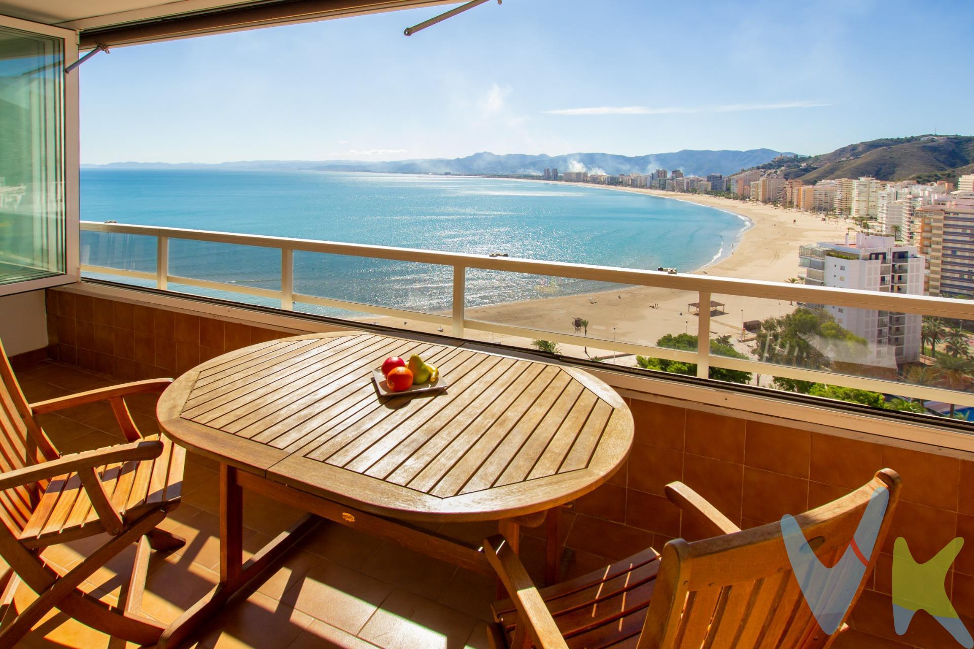 Oportunidad Única en el Edificio Florazar II: Espectacular Piso con Vistas al Mar. Te presentamos este impresionante piso situado en la planta 17 del emblemático Edificio Florazar II, un lugar donde la comodidad se une a la belleza del entorno. Este acogedor hogar cuenta con dos habitaciones, cada una equipada con armarios empotrados y espectaculares vistas al mar que te permitirán despertar cada mañana con la brisa marina. La cocina ha sido reformada con gusto y se encuentra integrada al luminoso salón-comedor, creando un ambiente ideal para disfrutar de momentos inolvidables en familia o con amigos, mientras te deleitas con las vistas al mar. El baño también ha sido renovado, ofreciendo un moderno plato de ducha que combina estilo y funcionalidad. La joya de este apartamento es, sin duda, su amplia terraza. Desde aquí, podrás contemplar no solo el mar, sino también la montaña y toda la bahía de Cullera. Gracias a su cerramiento de cristalera en abanico, podrás disfrutar de esta espectacular vista en cualquier época del año, ya que te brinda la posibilidad de convertir la terraza en un espacio cálido y acogedor durante el invierno. El Edificio Florazar II se encuentra dentro de una urbanización completamente segura y bien equipada, que incluye vigilancia las 24 horas, dos piscinas comunitarias (una para niños y otra de mayor profundidad), con baños, zona de solárium y duchas para disfrutar del sol en total comodidad. Además, la urbanización dispone de tres canchas de tenis, baloncesto, squash y frontón, así como una zona de parque infantil y amplias áreas verdes ideales para disfrutar del aire libre. Sin olvidar el club social, un punto de encuentro perfecto para conocer a tus vecinos y compartir actividades. El precio de publicación incluye una plaza de parking, una gran ventaja en esta zona tan demandada. En los alrededores, tendrás a tu disposición una variada oferta gastronómica con múltiples restaurantes y bares. A tan solo 50 metros encontrarás un supermercado y la parada de autobús que te conectará fácilmente con la zona del Faro, San Antonio, e incluso la estación de tren Renfe. No dejes pasar la oportunidad de vivir todo el año en este paraíso o de rentabilizarlo en la temporada de verano. ¡Contáctanos para más información y ven a visitar tu futuro hogar!. IMPORTANTE:. La reserva del inmueble sólo se producirá después de que una propuesta de compra haya sido expresamente aceptada por el vendedor. El precio publicado NO incluye los impuestos y gastos legalmente establecidos y derivados de la transmisión e inscripción, en su caso.