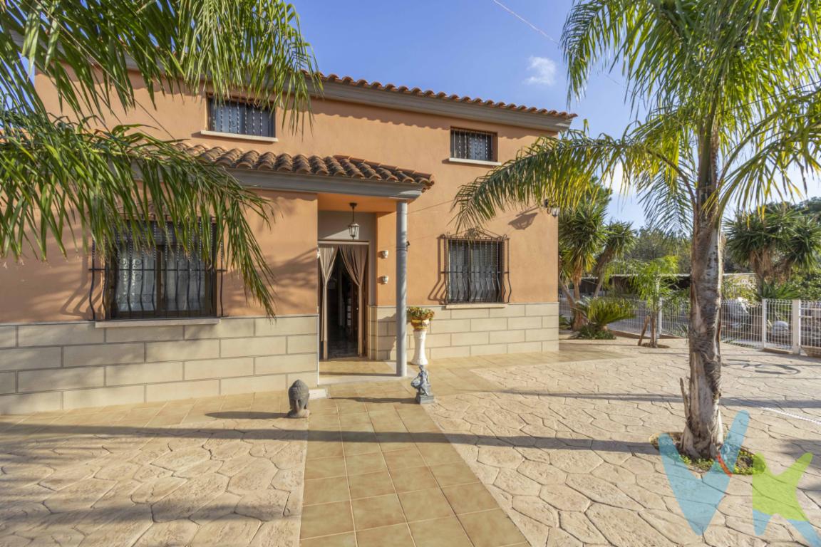 **¡Exclusiva oportunidad en Puig! Casa rustica independiente en venta con vistas al mar**Se presenta para la venta esta magnífica casa independiente, situada en la encantadora localidad de Puig, en la zona del secano. Este inmueble representa una oportunidad única para aquellos que buscan un refugio de tranquilidad con un entorno tranquilo.La propiedad cuenta con una superficie de 86 metros útiles de vivienda, en planta principal, dispone de una buhardilla de otros 50 metros, compuesto por salon baño completo y una habitacion, con acceso desde el salon a una terraza de unos 20 metros. Dispone de un sotano de 47 metros,  en total la propiedad dispone de 400 metros construidos entre vivienda y zonas esteriores como piscina paelleros y terrazas, lo que proporciona amplios espacios habitables. Erigida en el año 1995, esta casa ha sido mantenida con el mayor esmero, preservando su encanto original mientras se han realizado actualizaciones modernas para asegurar el máximo confort.La vivienda dispone de luz electrica de red, agua es de pozo y dispone de fosa septica con depuradora propiaEl interior de la vivienda alberga cuatro habitaciones espaciosas, proporcionando suficiente espacio para toda la familia o para convertir una de ellas en su despacho privado. Cada habitación ha sido diseñada pensando en la funcionalidad y el estilo, garantizando un ambiente acogedor y luminoso, gracias a sus grandes ventanas que permiten la entrada de luz natural.A destacar en esta propiedad son las impresionantes vistas al mar, que ofrecen un paisaje digno de admiración desde la comodidad del hogar, ya qye esta orientada al este, al tener elevacion las vistas son despejadas y desde ella puedes visualizar varios municipios de l´horta nord hasta el mar. Estas vistas aportan no solo un valor añadido a la propiedad, sino también un ambiente de serenidad y calma que invita al relax.En la planta baja, la casa incluye un amplio almacen en el que hacer una zona de trabajo, una bodega o zona de ocio. Este espacio adicional es también perfecto para almacenar bicicletas, herramientas o cualquier otro objeto que desee mantener seguro.Un trastero de generosas dimensiones proporciona un espacio versátil para almacenamiento extra, asegurando que el orden y la organización prevalezcan en su hogar.La propiedad se extiende sobre una amplia parcela, ofreciendo múltiples posibilidades para su uso y disfrute. Podrá diseñar un jardín a su medida, incluye una amplia piscina para refrescarse  los días de verano,la aplia parcela invita a  crear espacios recreativos para toda la familia. El potencial de esta parcela es ilimitado y está esperando a que usted lo descubra.La ubicación de este inmueble es inmejorable. Puig es una localidad conocida por su ambiente tranquilo y su proximidad a las hermosas playas del Mediterráneo. Aquí, podrá disfrutar de un estilo de vida relajado, rodeado de naturaleza y lejos del bullicio de la ciudad, pero con fácil acceso a todos los servicios necesarios. Le invitamos cordialmente a programar una visita para que pueda experimentar personalmente todo lo que esta casa tiene para ofrecer. Estamos seguros de que una vez que pase por sus puertas, querrá convertirla en su hogar. Contáctenos para más información y déjese sorprender por las innumerables ventajas de vivir en un lugar tan tranquilo . Será un placer atenderle y guiarle en este proceso de compra. 