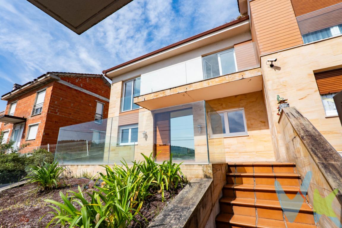 Hoy en Agencia La Playa queremos ofreceros este exclusivo chalet con parcela frente al mar en Santa María del Mar (Castrillon, Asturias)Te sugerimos descubrir esta magnífica oportunidad de vivir junto a una de las costas más espectaculares del norte de España. Este chalet independiente se sitúa en la calle Bellamar,frente a la playa de Santa María del Mar, en el municipio de Castrillón, y a escasos minutos de los arenales de Bayas y Bahínas.La vivienda se encuentra enclavada en una parcela de 325 m², con un jardín perimetral que rodea la propiedad y aporta privacidad y un entorno ideal para el descanso. Construida en el año 2014, cuenta con una superficie construida de aproximadamente 70 m² por planta y se distribuye en tres niveles:Planta sótano: amplio garaje con capacidad para dos vehículos, zona de almacenamiento, cuarto de instalaciones y espacio de lavandería,  Planta baja: luminoso salón-comedor con acceso a terraza, cocina independiente, un dormitorio y un baño completo y la Planta primera se distribuye en tres dormitorios y dos baños, destacando el dormitorio principal que dispone de vestidor y baño en suite.La propiedad procede de una recuperación bancaria, lo que la convierte en una excelente oportunidad de inversión o adquisición como vivienda habitual o vacacional. Requiere algunas mejoras, ya presupuestadas en aproximadamente 30.000 EUR, lo que permite personalizarla al gusto y aumentar significativamente su valor.Una ubicación privilegiada, rodeada de naturaleza, mar y tranquilidad, ideal para quienes buscan calidad de vida en un entorno único.No dejes pasar esta oportunidad de vivir frente al Cantábrico.En las últimas fotografías de este anuncio podrás descubrir una propuesta de reforma realizada mediante home staging virtual con inteligencia artificial, que muestra cómo podría transformarse esta vivienda tras una actualización estética.En el Precio publicitado (PVP) no esté incluido el Impuesto de Transmisiones Patrimoniales ni los gastos de notaria y registro.