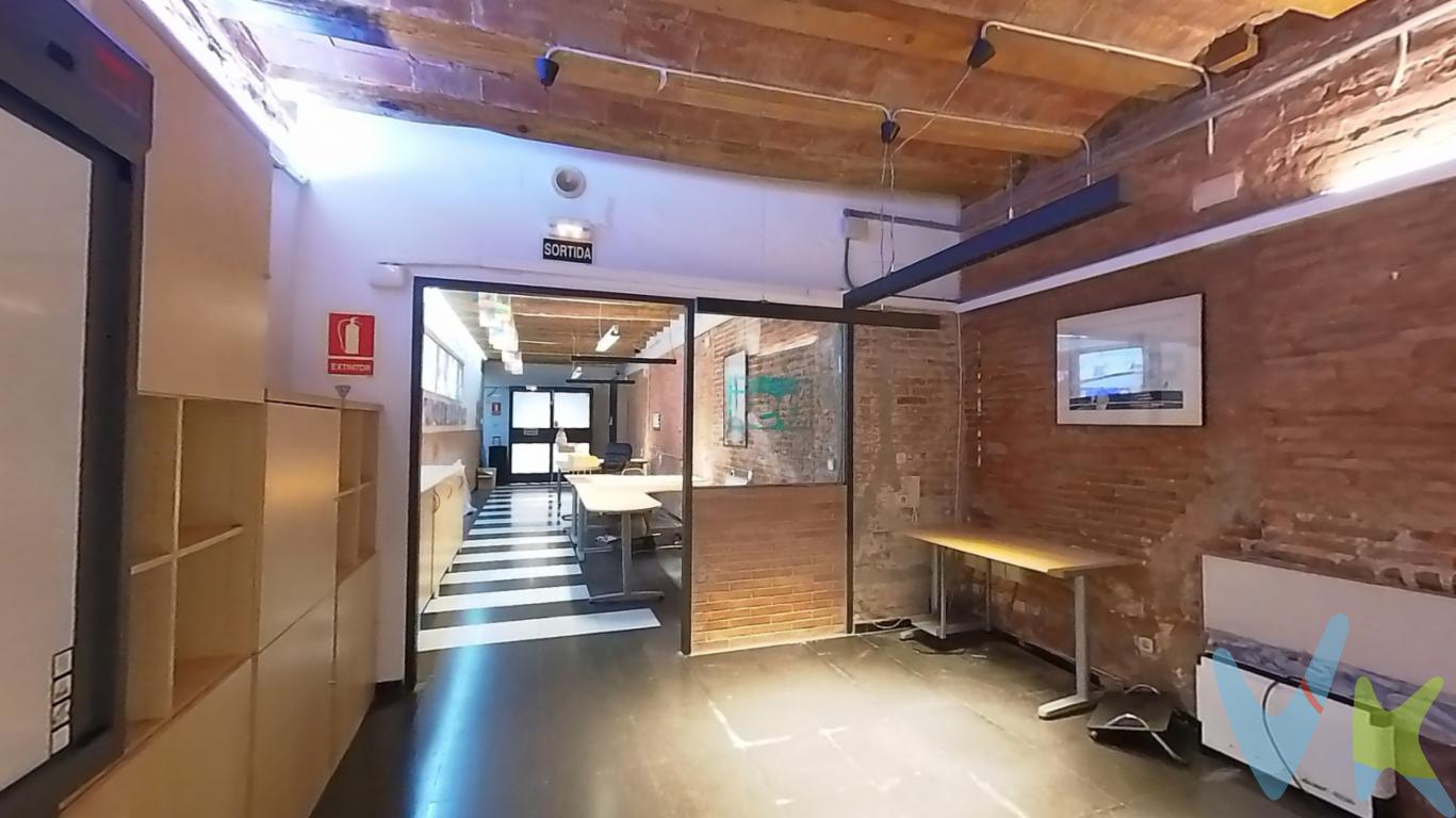 Local en venta en Gràcia  C/ Berga 22Local de 157 m² en planta baja, situado a menos de 50 m del Mercat de la Llibertat, en pleno corazón de Gràcia, zona con alta demanda y rodeada de cafeterías, restaurantes y comercios locales. El espacio tiene una distribución funcional en forma de L: un pasillo de unos 4 m de ancho y 22 m de largo donde se ubican el aseo, una zona de office y una sala tipo showroom o despacho, que se abre al fondo a un amplio almacén de unos 82 m² con una altura de 3,31 m y salida a terraza a través de escalera metálica.En la terraza dispone de placas solares de autoconsumo que reducen el gasto energético, junto a las máquinas de aire acondicionado.Características principales-Superficie construida: 157 m² según catastro -Altura interior: 3,31 m (máx.)  2,97 m (mín.)-Fachada de 3,30 m con puerta acristalada de hierro (1,82 m de ancho) y persiana automática-Distribución en L: pasillo, office, aseo, showroom y almacén de 82 m²-Paredes de piedra y techos de bóveda catalana-Instalación solar y climatización en la terraza-Buen estado general, listo para entrarPosibilidad de venta de plaza de parking cerca del local Posibles usos Ideal para showroom, estudio creativo, despacho profesional, galería, centro de bienestar o tienda-taller. También apto como inversión patrimonial por su ubicación y versatilidad.Comunicaciones Excelente ubicación junto al Mercat de la Llibertat, con metro Fontana (L3) y Joanic (L4) a pocos minutos, y líneas de autobús 39, 114, 116, N6 y V17. Muy cerca de Via Augusta, Travessera de Gràcia y Gran de Gràcia.Material disponible: tour virtual 360°, plano, reportaje fotográfico y vídeo comercial. Gastos: IBI 582 EUR/año  Comunidad aprox. 631,72 EUR/añoCondiciones económicas Al precio de venta se le habrán de incrementar los correspondientes gastos de adquisición. Gastos de notaría, registro y gestión no incluidos. En caso de tratarse de una operación sujeta a IVA, se aplicará la normativa vigente. Impuestos: ITP (10 %) o los tramos correspondientes según el Decreto Ley 5/2025, de 25 de marzo. Honorarios de agencia a cargo del comprador: 5 % del precio final de compraventa + IVA.