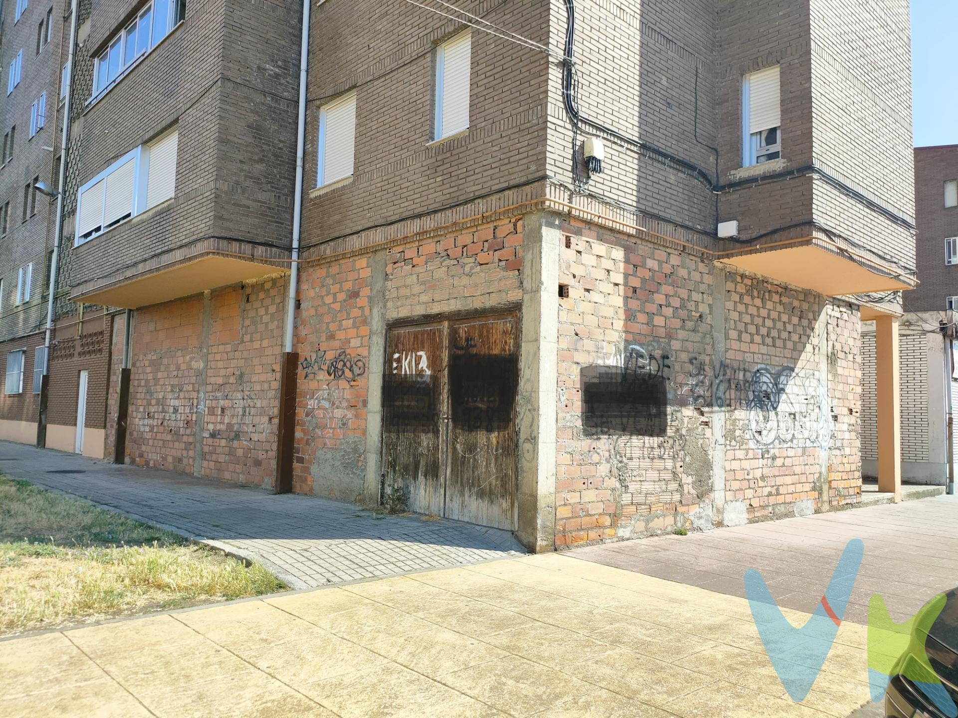 ¡Oportunidad única en el corazón de Ponferrada! 🏙️ Este local comercial, con una superficie construida de 58 m²,  está situado en la zona más céntrica de la ciudad. Ideal para emprendedores que buscan establecer su negocio en un área con gran afluencia peatonal 🚶‍♂️🚶‍♀️. El estado del inmueble es 'de origen', lo que ofrece múltiples posibilidades para adaptarlo a tus necesidades y darle tu toque personal 🎨. Con un precio muy competitivo de solo 22.000 € 💰, este espacio representa una excelente inversión tanto para quienes desean iniciar su propio proyecto como aquellos interesados en arrendarlo posteriormente. . La ubicación privilegiada garantiza visibilidad y acceso fácil desde cualquier punto 🔑. ¡No pierdas esta oportunidad! Contáctanos hoy mismo para más información o concertar una visita 📞. Gastos de compraventa a cargo del comprador, no incluidos en el precio, (Notaria, Registro, Gestoría e Impuestos) excepto la Plusvalía municipal que es a cargo del vendedor. Por mandato expreso del propietario, comercializamos este inmueble en exclusiva, lo que garantiza el acceso a toda la información, a un servicio de calidad, en un trato fácil, sencillo y sin interferencias de terceros. Por este motivo, se ruega no molestar al propietario, a los ocupantes de la propiedad o a los vecinos. Muchas gracias por su comprensión. 
