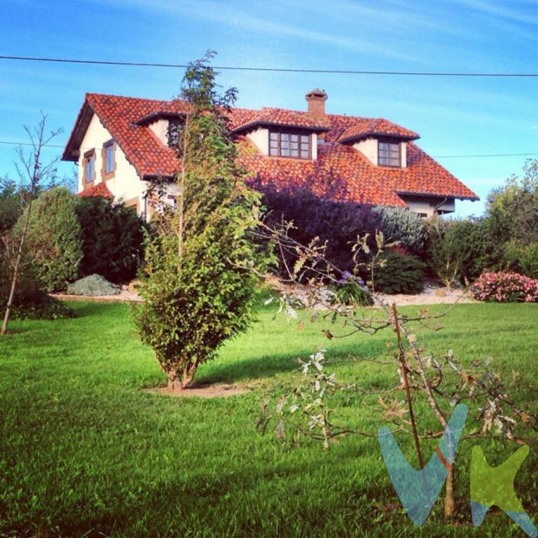 A sólo 800 metros (8 minutos andando) de  la Colegiata y casco histórico  de la Villa medieval de Santillana del Mar, les ofrecemos esta magnifica casa de construcción reciente.El chalet se ubica en una finca de unos 6.400m2 dentro de la cual encontramos una gran variedad de árboles y plantas.La vivienda dispone de de dos plantas, aunque se puede hacer vida sólo en la planta baja, al contar con dos habitaciones en dicha planta.Desde la finca se tienen unas vistas panorámicas del entorno, desde la que se divisa Santillana del Mar, las montañas y los Picos de Europa.. DISTRIBUCIÓN:Planta baja:Distribuidor de entrada, amplia cocina, despensa,  salón con chimenea, comedor (ambos con salida a porche y jardín), lavadero, un dormitorio, una sala, baño completo y un baño completo. Tambien tiene un amplio garaje de unos 30m2, con instalación de agua, luz y calefacción, (por lo que se puede convertir en más habitaciones fácilmente). En la parte Norte de la casa, dispone de una zona asfaltada destinada a aparcamiento con sitio para más de 6 coches.Planta primera:5 dormitorios (el principal con vestidor y baño) y 2 baños mas. Las habitaciones cuentan con armarios empotrados. Si quieres vivir en una zona tranquila, sin renunciar a servicios próximos, esta es tu casa! Ven a verla: Te enamorará!