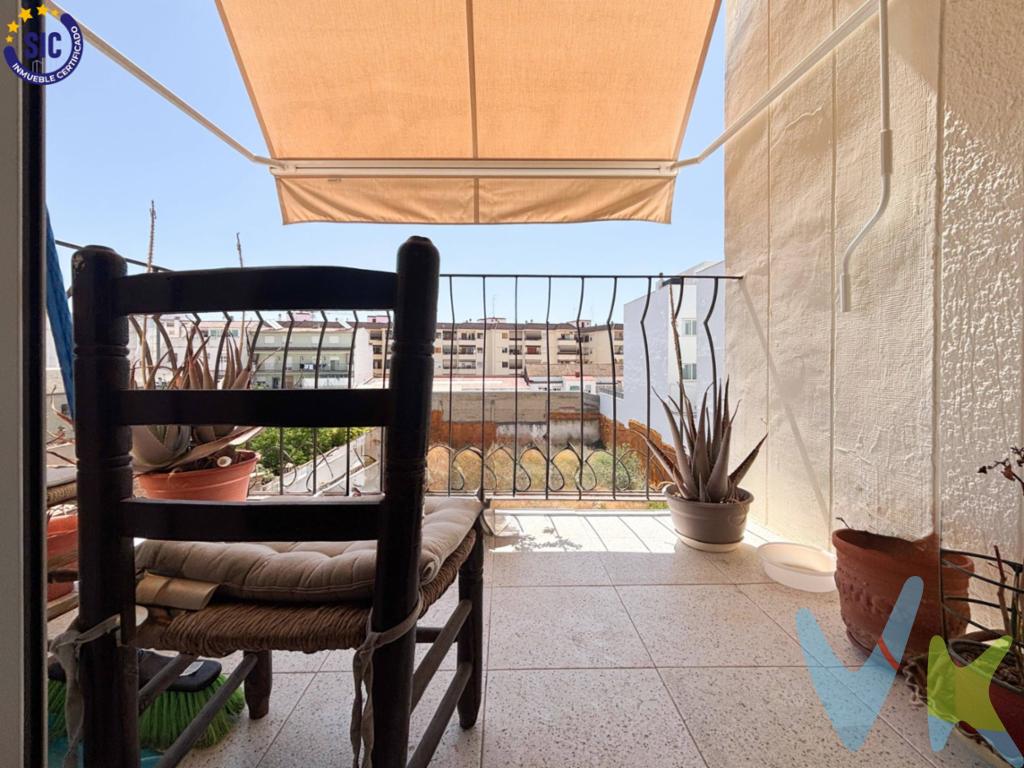 🏡 ¡Tu nueva vivienda en Burjassot te espera!. ¿Buscas un nido lleno de luz, puro confort… y con buena conexión?. Racasa Marvá te presenta un piso con auténtico “rollo”:. Tercera planta (¡ejercicio mañanero gratis!) sin ascensor, con vistas al barrio y al polideportivo municipal. 2 dormitorios: uno de tamaño cómodo, y otro doble desde el que puedes "escaparte" al mini-vestidor/office. Crea en este espacio lo que mas te convenga!. Salón-comedor con balcón para cafés al aire libre o una siesta express. Cocina independiente para que no te interrumpan mientras haces tus recetas estrella. Baño completito, sin sorpresas. 🌟 Pequeños detalles = gran bienestar. Ventanas y puertas de PVC con sistema oscilobatiente y cristal bajo emisivo + mosquiteras enrollables. Resultado: frío afuera, confort adentro. Mucha luz natural todo el día, ideal para despertar con energía y para los ratos de estudio o teletrabajo. 📍Ubicación top (y con todo al alcance). Al ladito de la Universidad, perfecto si vienes a estudiar o te mueves habitualmente por allí. Metro y bus, comercios, supermercados, colegios, zonas verdes.. tendrás la ciudad a un paso. 💡 Consejo de invest-influencers: ¿Por qué enamorarte (o alquilar con sonrisa)?. Ideal para parejas dobles, estudiantes con estilo, o como inversión segura: cerca de todo, listo para vivir o rentar ya. ¿Te mola el rollo “todo listo para entrar a vivir y limpio”? Aquí entras y empiezas a disfrutar. ¿Quieres verlo en directo?. Contacta con Racasa Marvá y organiza tu visita. Quien llega, se queda encantado (y luego no querrá soltar la llave 😉). ⚠️ Aviso legal y condiciones. La oferta puede variar o retirarse sin previo aviso: lo que anuncias hoy podría cambiar mañana. El contenido (textos, fotos, imágenes, etc.) se proporciona a título informativo y no es vinculante, ya que los datos vienen de terceros y podrían contener errores. Registro Oficial: nuestra oficina está inscrita en el Registro de Agentes de Intermediación Inmobiliaria de la Comunidad Valenciana con el número RAICV‑3991. 💰 Gastos no incluidos en el precio:. Honorarios de la agencia inmobiliaria. Impuestos obligatorios:. IVA (en caso de primera transmisión). ITP (Impuesto de Transmisiones Patrimoniales, si es segunda mano). Otros costes: notaría, gestoría y registro de la propiedad. 🔐 Exclusividad y colaboración profesional. Por mandato expreso del propietario, somos la agencia exclusiva encargada de esta propiedad. Eso significa:. ✅ Acceso a toda la información completa. 🤝 Atención personalizada, sin interferencias. 🚫 Por favor, no contactar ni molestar al propietario, inquilinos o vecinos. 📞 Si eres agente inmobiliario con un cliente interesado, estaríamos encantados de colaborar contigo, ¡llámanos!. . 