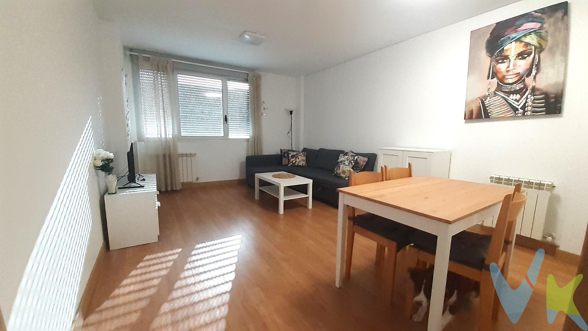 ¡Descubre este encantador piso de 2 dormitorios en una zona privilegiada! La vivienda cuenta con un baño completo, un amplio salón-comedor y una cocina independiente que da acceso a un balcón, perfecto para disfrutar del aire libre. Gracias a su excelente orientación, es muy luminosa y acogedora. Además, incluye plaza de garaje y trastero para mayor comodidad. No dejes pasar esta oportunidad. ¡Llámanos y ven a conocer tu futura casa!. Datos meramente informativos sin valor contractual. El PVP indicado no incluye impuestos ni gastos de transmisión (ITP, Notaría, Registro..).