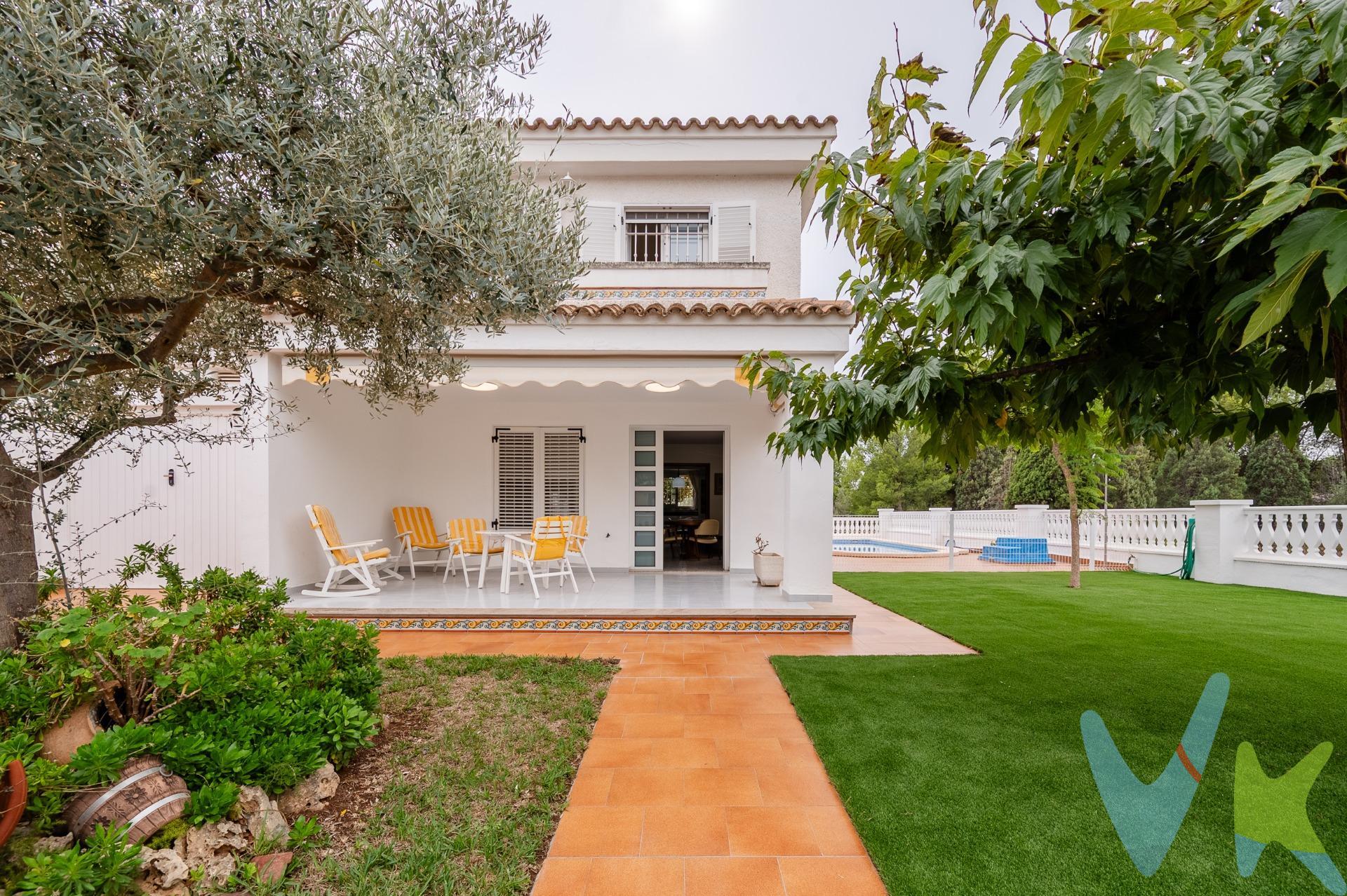 Descubre esta magnífica vivienda situada en una de las zonas más exclusivas y consolidadas de Benicasim, Zona Hotel Orange, en un entorno tranquilo y próximo a todos los servicios. La casa destaca por sus amplios espacios, luminosidad y una distribución pensada para disfrutar cómodamente en familia. Dispone de cuatro dormitorios y tres baños completos, además de una amplia cocina office con galería, despensa y salida directa a la zona de barbacoa. El salón-comedor, con chimenea, se abre a una agradable terraza, un espacio perfecto para disfrutar del aire libre y del buen tiempo junto a su piscina privada, creando un entorno especialmente agradable para los meses de verano. La propiedad cuenta además con garaje cerrado, que ofrece comodidad y seguridad para un vehículo, así como espacio adicional de almacenamiento. Su ubicación permite tener cerca colegios, supermercados, zonas recreativas y otros servicios, haciendo de esta vivienda una opción cómoda tanto para residencia habitual como para disfrutarla en familia. Una propiedad amplia, luminosa y con espacios exteriores privados, pensada para quienes buscan espacio, comodidad y privacidad sin renunciar a la proximidad de los servicios. Por mandato expreso del propietario comercializamos este inmueble mediante contrato de multi-exclusiva, por el cual numerosas agencias colaboradoras, nacionales e internacionales, ofrecen esta vivienda a sus potenciales compradores, todo ello garantizando un servicio de calidad, un trato fácil, sencillo y sin interferencias de terceros, ya que la gestión es a través de nuestra agencia. *Impuestos, gastos de compraventa tales como honorarios agencia y financiación no incluidos
