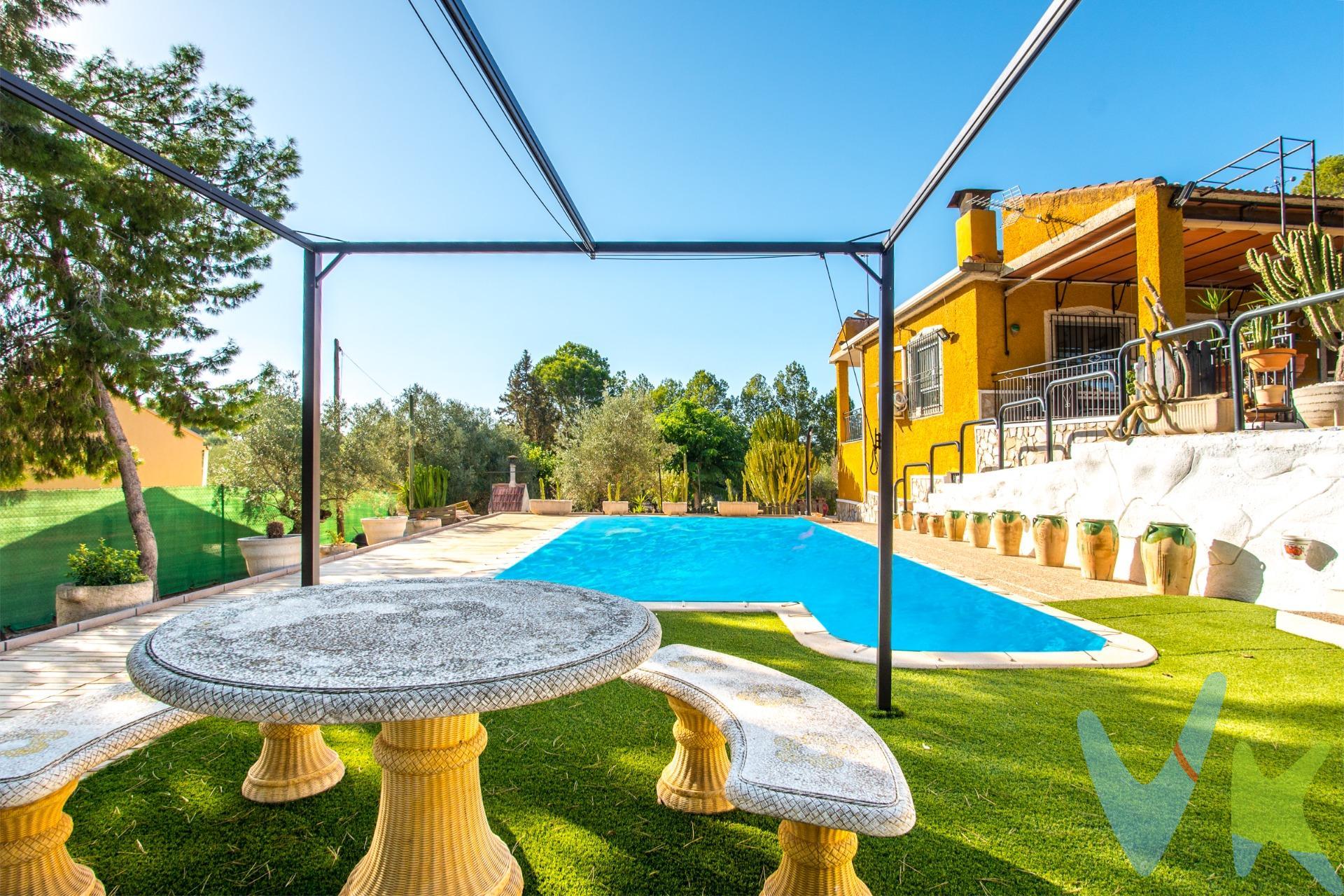 Crea el hogar que siempre has soñado en esta casa independiente en el Romeral (a una calle de La Alcayna), piérdete en sus 5.000m2, amplia parcela llena de arboles y con mucha tranquilidad para vivir, con una gran piscina y zona de barbacoa para tus reuniones familiares, la casa disponen en planta de tres habitaciones, baño completo, aseo, salón-comedor, cocina y despensa, la planta inferior independiente dispone de una gran estancia con dos habitaciones, sorpréndete y ven a conocerla. Para terminar, te queremos comentar algo: ¡Descubre una aventura inmobiliaria que combina calidad, pasión y profesionalidad! La confianza que los propietarios han depositado en nosotros es un testimonio de nuestro compromiso en brindarte un servicio excepcional. Aquí viene el detalle especial: al contactarnos directamente, evitarás molestarlos, nosotros seremos tus intermediarios y te proporcionaremos toda la asistencia necesaria. Estamos aquí para facilitarte la documentación e información que requieras, y te prometemos un trato cálido y sin complicaciones. Te informaremos detalladamente de todos los aspectos, incluyendo gastos de la compra y honorarios de agencia que no están incluidos en el precio, para garantizar tu comodidad y tranquilidad durante todo el proceso. Esa es nuestra esencia, proporcionarte #Calma: “Estado ideal de tranquilidad que tendrás al comprar tu casa con nosotros”. Queremos que sepas que tanto la descripción del inmueble como las imágenes que ves son valiosas referencias informativas, en ningún caso tienen carácter contractual. Asimismo, el precio ha sido designado por la propiedad por lo que podría sufrir variaciones y no sería vinculante hasta que se formalice en contrato de compraventa.