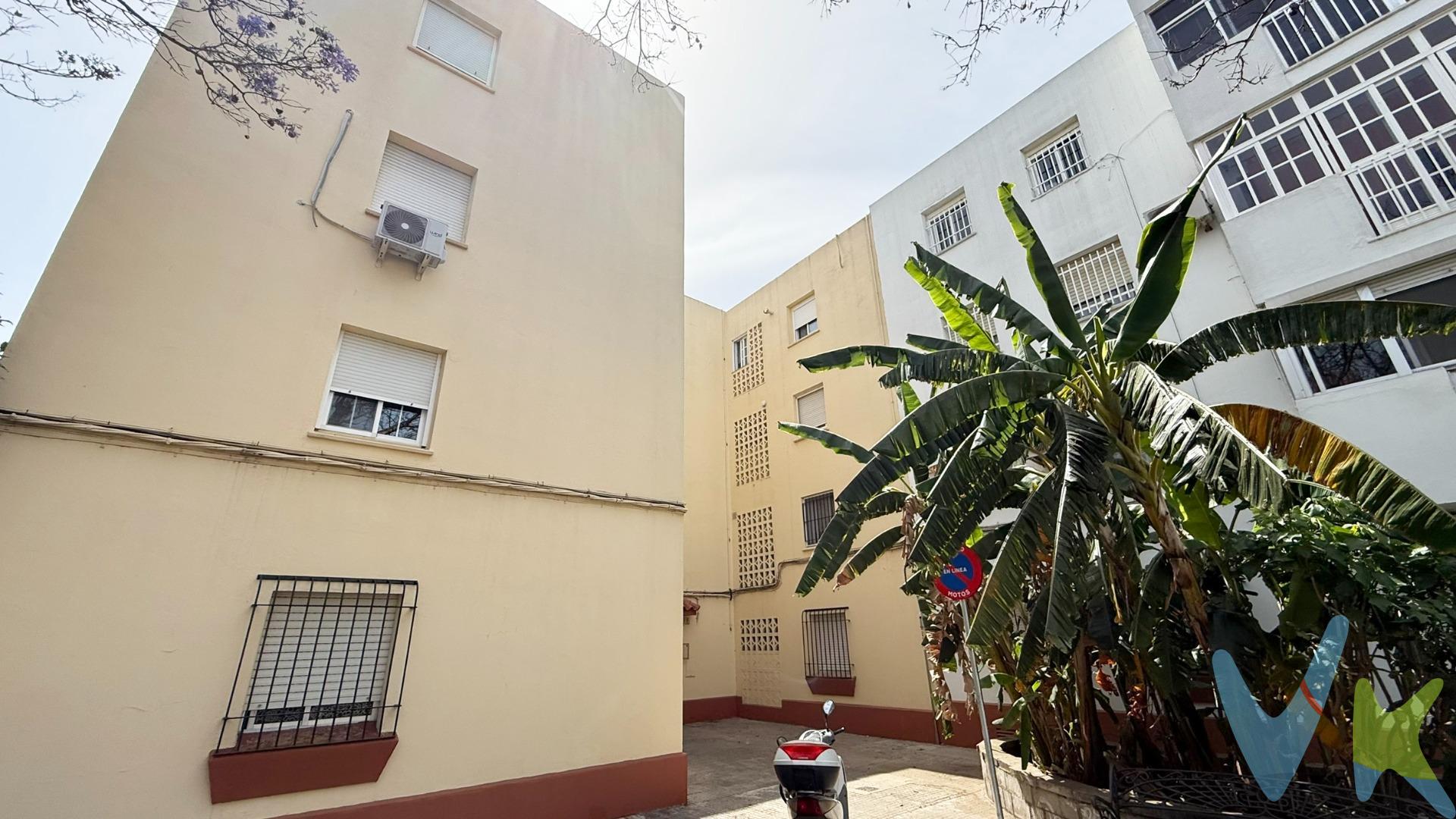 . Descubre este encantador piso en primera planta sin ascensor, ubicado en una de las zonas más prácticas de La Pedrera, ideal tanto para vivir como para invertir. La vivienda ha sido reformada y se encuentra lista para entrar a vivir. Se distribuye en:. - 3 habitaciones de buen tamaño, pensadas para adaptarse a cualquier necesidad: descanso, trabajo o familia. - 1 baño con placa de ducha, funcional y con diseño actual. - Cocina amueblada, luminosa y práctica. - Salón-comedor con salida a balcón, ideal para disfrutar de la luz natural y el aire fresco. La zona es muy completa y cómoda para el día a día, con colegios, institutos, fruterías y comercios locales a pocos pasos, además de una rápida conexión con la salida hacia la playa, perfecta para quienes valoran vivir cerca del mar sin renunciar a los servicios. Ubicado en una tranquila, este piso es una excelente oportunidad para quienes buscan comodidad, ubicación y buena relación calidad-precio. ¡Solicita tu visita hoy mismo y no dejes pasar esta oportunidad!. PISO de 70m² (62.3m² útiles) 3 DORMITORIOS, BAÑO, COCINA, SALÓN-COMEDOR con balcón. Situado en una primera planta SIN ASCENSOR. Informamos a nuestros clientes de que los gastos de Notaría, Gestoría, Impuestos y los honorarios de la agencia no están incluidos en el precio. A su vez, disponemos del Documento Informativo Abreviado de la propiedad (Según Decreto 218/2005, del 11 de Octubre) y de Seguro de Caución, para la protección del dinero entregado como señal para la Reserva de una vivienda.