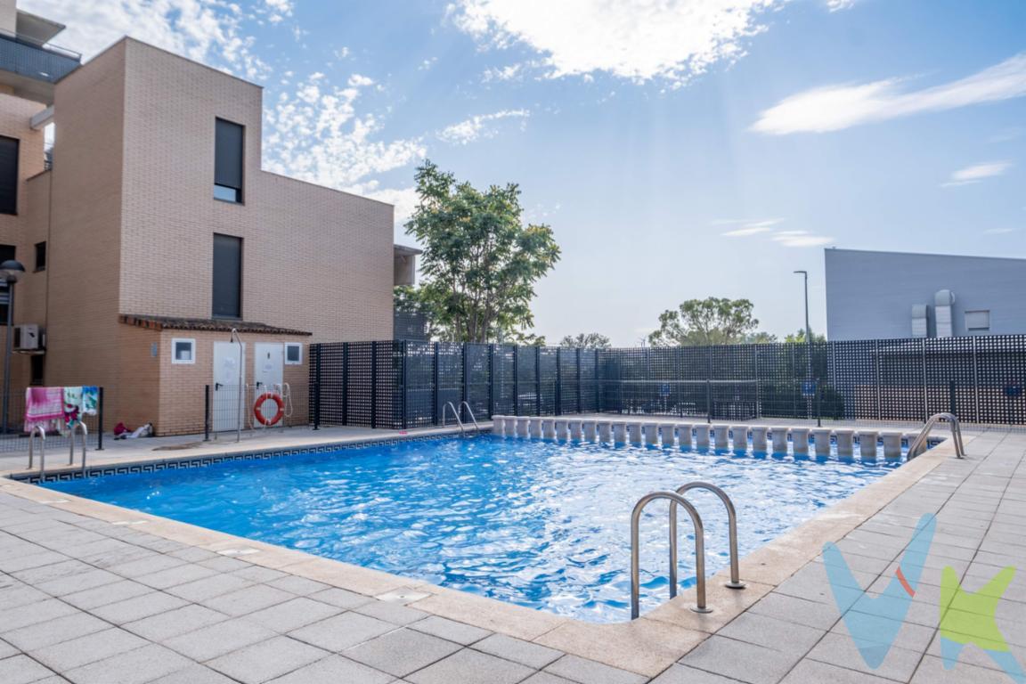Si buscas un hogar cómodo, listo para entrar a vivir y en una de las zonas más tranquilas y valoradas de Cuarte de Huerva, este piso seminuevo en Calle Vía Parque es una excelente opción. Situado junto al Parque del Ayuntamiento, destaca por ser totalmente exterior, lo que le aporta una magnífica luminosidad natural y una agradable sensación de amplitud en todas sus estancias. Distribución y características principales:. -	Salón-comedor: Un espacio amplio y confortable con acceso directo a la terraza, ideal para el descanso diario o para compartir momentos en familia. -	Terraza privada: Un rincón exterior despejado perfecto para disfrutar del aire libre y del buen tiempo. -	Cocina independiente: Moderna, práctica y funcional, con buena capacidad de almacenamiento y espacio bien aprovechado y aire acondicionado en toda la casa por conductos. -	3 Dormitorios: Dormitorio principal en suite: Especialmente amplio y con su propio baño completo privado. Dos dormitorios adicionales: Ideales como habitaciones infantiles, espacio para adolescentes, zona de invitados o un cómodo despacho para teletrabajar. -	2 Baños completos: Uno incorporado en el dormitorio principal y un segundo baño familiar completo para dar servicio al resto de la casa. -	Plaza de garaje incluida: Para la máxima comodidad en tu día a día, olvidándote de buscar aparcamiento al llegar a casa. -	Trastero privado: Un espacio extra indispensable para almacenamiento y desahogo de la vivienda. Urbanización y equipamiento:. La vivienda se encuentra en un residencial cerrado y muy cuidado que incluye:. -	Piscina comunitaria y zonas infantiles recreativas. -	Edificio con ascensor a cota cero, totalmente accesible. Ubicado a un paso de todos los servicios esenciales (colegios, supermercados, transporte público y zonas deportivas) y con excelente comunicación con Zaragoza. Una vivienda cuidada al detalle, lista para entrar a vivir y disfrutar de una gran calidad de vida. Contáctanos para concertar una visita sin compromiso. *** Gastos e impuestos no incluidos. A título orientativo, en segundas transmisiones, el comprador abonará: Impuesto sobre Transmisiones Patrimoniales (ITP), tipo general en Aragón al 8% (*). Base de cálculo: mayor valor entre precio de compraventa o valor de referencia catastral. Gastos de Notaría y Registro: Aranceles variables según precio, número de copias y complejidad; cálculo según tarifas normativas. Si se precisa hipoteca: Tasación, condiciones y costes bancarios según entidad elegida por el comprador; así como gastos de gestoría y cualesquiera otros inherentes a la compraventa. No se incluyen otros gastos o tributos que puedan por Ley corresponder al comprador. Operación sujeta a doble mediación. Existen honorarios a cargo del comprador, salvo pacto en contrario, no incluidos en PVP. El consumidor conforme a la normativa vigente podrá solicitar información y documentación adicional relativa al inmueble, sus características, condiciones de la operación y del servicio de mediación en la oficina y/o a través de nuestro teléfono de contacto o mail. La agencia actúa exclusivamente como intermediaria en la compraventa, cuyas condiciones, en todo caso, estarán sujetas a la aceptación expresa del vendedor del inmueble y posterior formalización del contrato. La información suministrada se corresponde con la disponible a la fecha de publicación, pudiendo variar en función de las circunstancias o actualizaciones legales, contractuales y fiscales. Anuncio de carácter meramente informativo. Para una información exhaustiva sobre el funcionamiento, tipos impositivos y bonificaciones del ITP en Aragón, puede consultar el portal oficial de la Agencia Tributaria Autonómica. Tarifas notariales y registrales reguladas en el Anexo I del Real Decreto 1426/1989 y Anexo I del Real Decreto 1427/1989, respectivamente. Anuncio no vinculante, puede contener errores. 