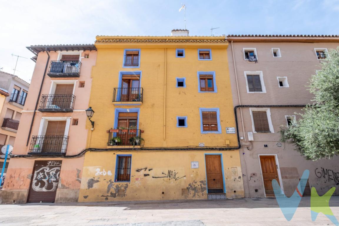 Presentamos una oportunidad exclusiva para inversores: edificio rehabilitado íntegramente en 2003, ubicado en Plaza San Agustín, en pleno centro histórico de Zaragoza, detrás del Centro de Historias y a un paso del Parque Bruil y del Paseo de la Ribera. El activo cuenta con división horizontal y un total de 6 referencias catastrales independientes:. 4 apartamentos. 1 terraza - ático. 1 bodega. 💡 Todos actualmente alquilados, lo que asegura un flujo de ingresos inmediato y sostenido desde el primer día. 📈 ¿Por qué es una inversión atractiva?. ✅ Alta demanda de alquiler turístico y residencial joven en la zona más dinámica de Zaragoza. ✅ Rentabilidad asegurada gracias a los arrendamientos vigentes, con flujo de caja estabilizado. ✅ Diversificación de ingresos, al tratarse de diferentes tipologías de unidades. ✅ Plusvalía latente, con un precio competitivo respecto al mercado actual y excelentes perspectivas de revalorización del sector inmobiliario. Una inversión llave en mano en el corazón de Zaragoza, con seguridad, liquidez y proyección de crecimiento. 📞 Solicita más información financiera, detalle de rentas y condiciones de adquisición.