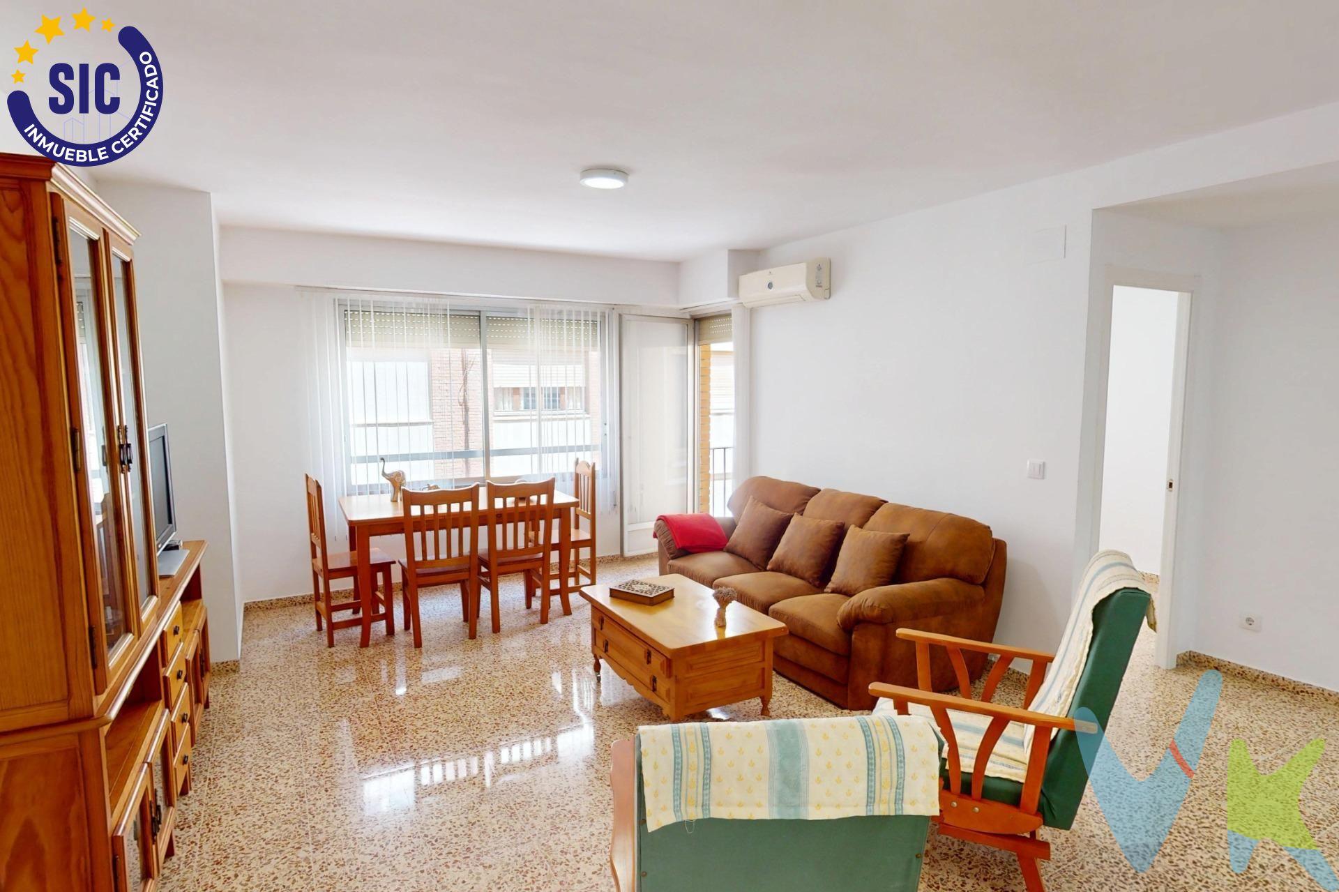 🏙️ Vivienda Reformada en el Centro de Castellón con Garaje, Trastero y Balcón – ¡Lista para Entrar a Vivir!. ¿Buscas una vivienda con todas las comodidades en el corazón de Castelló de la Plana?. Esta propiedad te ofrece espacio, luz y ubicación, además de plaza de garaje y trastero incluidos, algo cada vez más difícil de encontrar en el centro. 📍 Ubicación premium: Zona Plaza  La Paz, con todos los servicios a pie: comercios, transporte público, colegios, centros médicos y zonas verdes. 🛠️ Características destacadas:. 125,77 m² construidos / 99,49 m² útiles. Balcón con acceso desde el salón-comedor. 3 dormitorios: uno tipo suite con baño privado. 2 baños completos. Cocina independiente totalmente equipada. Salón comedor de casi 29 m² con balcón. Garaje y trastero incluidos en el precio. Primera planta real con altura de segunda (tiene entresuelo). 🔧 Reformado recientemente – entra a vivir sin necesidad de obras. ☀️ Orientación norte, edificio con ascensor y fachada caravista. 🏢 Comunidad: solo 58 €/mes. 📊 IBI: 397 €/año. 🏷️ Precio: 209.500 €. ✅ Extras incluidos:. Aire acondicionado y calefacción. Armarios empotrados. Videoportero. Gas ciudad. Acceso a terraza comunitaria en azotea. 📞 No dejes escapar esta oportunidad de vivir con todo en el centro. Llámanos y agenda tu visita hoy mismo.
