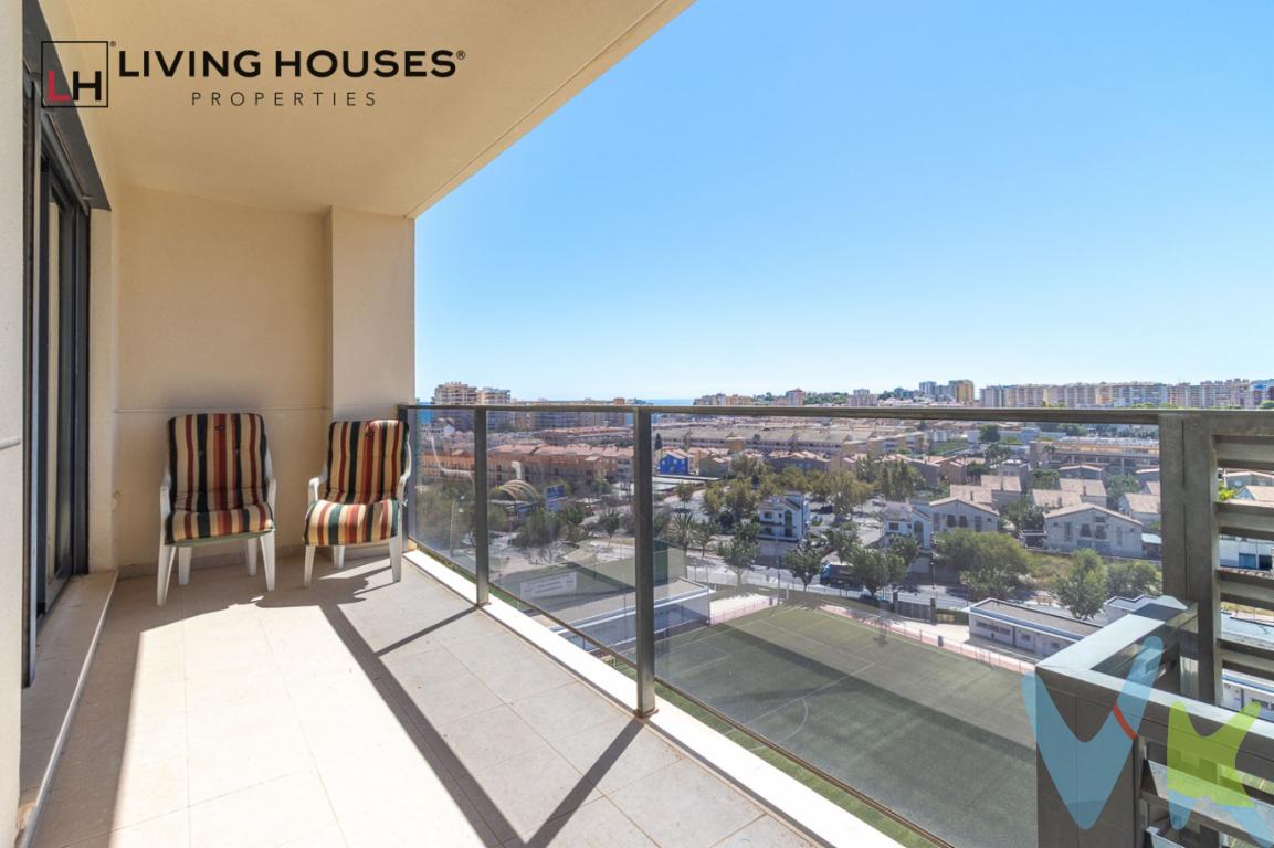  ¡Te invitamos a descubrir tu nuevo hogar en la exclusiva zona de Playa Morro de Gos, en Oropesa del Mar-Orpesa! Este encantador piso en venta ofrece una oportunidad única para disfrutar de la costa mediterránea en toda su plenitud. Ubicado en la décima planta de un moderno edificio levantado en 2009, se ofrece un espacio pleno de luz y comodidad. Desde el momento en que entras, te envuelve la sensación de bienestar.Con una superficie útil de 40 metros cuadrados y 63 metros construidos, este inmueble está diseñado para maximizar cada rincón, con espacios abiertos y bien distribuidos. Cuenta con una habitación amplia y luminosa y un baño con ducha en suite, proporcionando un refugio perfecto para el descanso después de un día de playa. La modernidad se continúa en el salón, donde la decoración y el mobiliario, incluidos en la compra, reflejan un gusto exquisito y actual.Una de las características más atractivas de este piso es su amplia terraza. Aquí, las mañanas comienzan con vistas panorámicas del entorno marino mientras disfrutas de un café o un buen libro. Las tardes, por otro lado, ofrecen un lugar incomparable para contemplar la puesta de sol sobre el horizonte. Las relajantes vistas son un lujo que solo esta altura y ubicación privilegiada pueden ofrecer.El edificio cuenta con comodidades que enriquecen tu experiencia de vida. El garaje brinda la tranquilidad de saber que tu vehículo está seguro. El trastero complementa el conjunto, proporcionando un espacio adicional útil para almacenamiento. Además, un ascensor moderno otorga un acceso fácil y cómodo a la décima planta, ideal para cualquier edad o estado físico.No te preocupes por los calurosos días de verano: las dos piscinas comunitarias te ofrece un oasis refrescante justo al salir de casa. Perfecta para socializar o simplemente disfrutar de un baño relajante, es una gran ventaja para residentes y visitantes. Adicionalmente, hay que destacar la conexión del inmueble con el entorno urbano, facilitado por la proximidad de paradas de autobús y una estación de tren cercana, haciendo el desplazamiento sencillo y conveniente.Situada a pocos minutos a pie de una de las playas más populares de la región, esta propiedad permite el lujo de vivir una vida costera sin renunciar a las comodidades de una vida moderna. Los electrodomésticos de alta calidad que equipan la cocina amplían las garantías de esta oferta, permitiendo que te mudes sin preocupaciones, asegurando que todo se ajuste a tus necesidades desde el primer día.Vivir en Playa Morro de Gos es garantizarse un estilo de vida caracterizado por el confort, la tranquilidad y el contacto constante con la naturaleza y el mar. Estamos seguros de que una visita a este piso será suficiente para enamorarte de su encanto y proyección moderna. No dejes pasar la oportunidad de descubrir personalmente todo lo que esta propiedad puede ofrecerte. ¡Te esperamos para que compruebes por ti mismo que este lugar puede ser tu próximo hogar! 